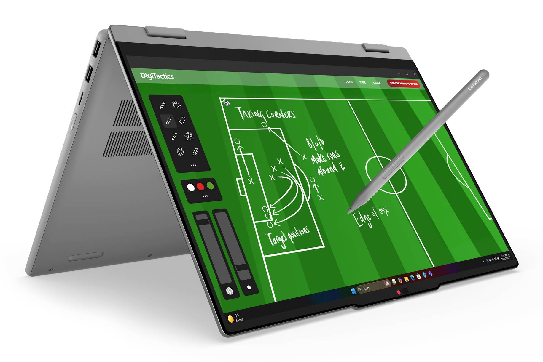 2-in-1-Laptop im Zeltmodus, auf dem ein Fußball-Taktikfeld angezeigt wird, mit einem Stift, der über dem Touchscreen schwebt.