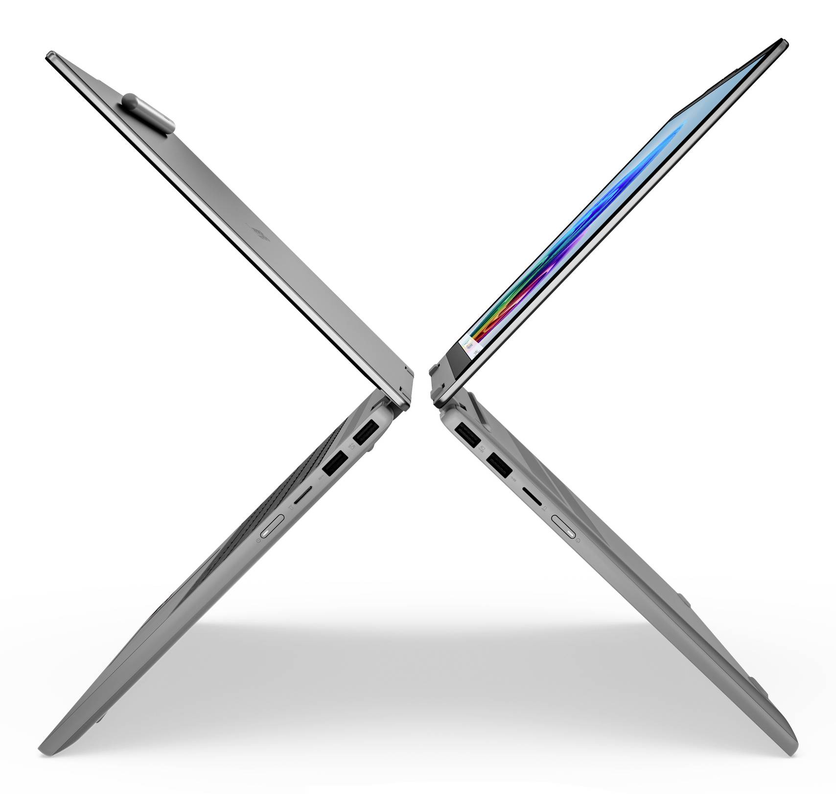 Zwei dünne silberne Laptops sind in einer X-Form geöffnet zu sehen und zeigen ihre Seitenprofile auf weißem Hintergrund.