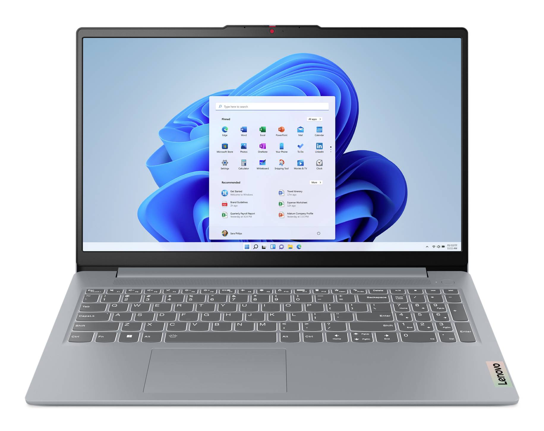 Ein aufgeklappter Lenovo-Laptop mit Windows 11 auf dem Bildschirm, das Startmenü wird über der blauen Wirbel-Hintergrundillustration angezeigt.
