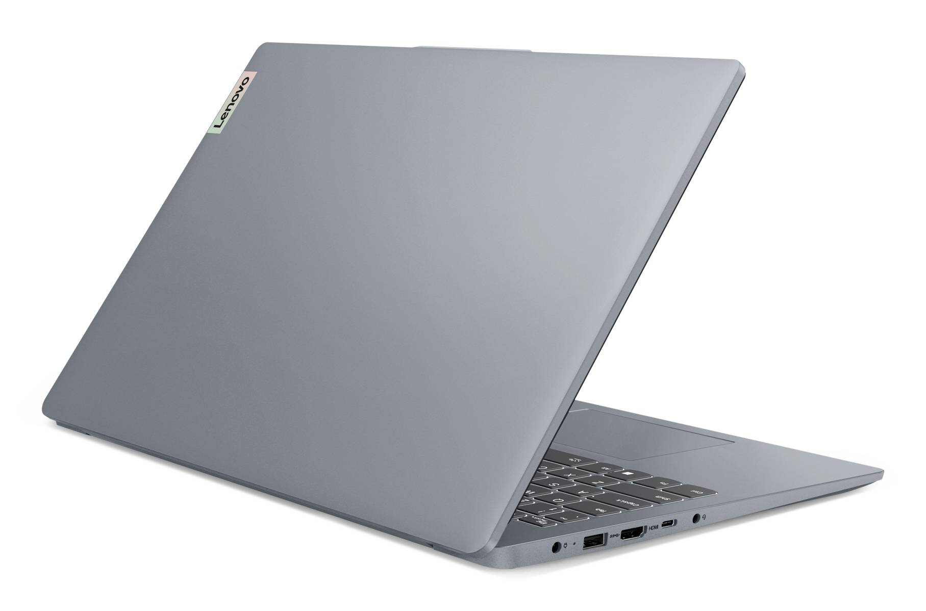 Geschlossener silberner Laptop im angewinkelten Zustand auf weißem Hintergrund, zeigend die Tastatur und die seitlichen Anschlüsse.