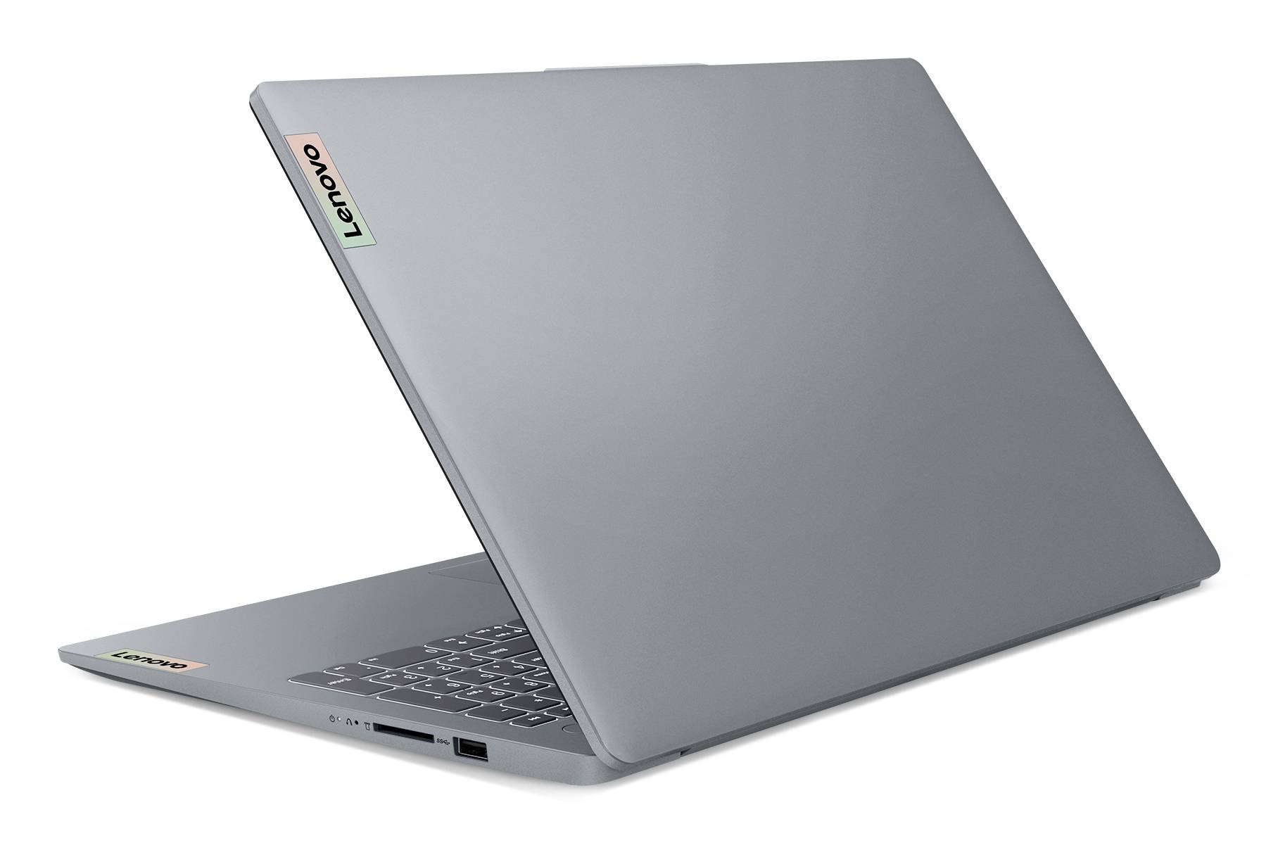 Geschlossener silberner Lenovo-Laptop in Schrägansicht auf weißem Hintergrund, wobei die Tastatur teilweise sichtbar ist.