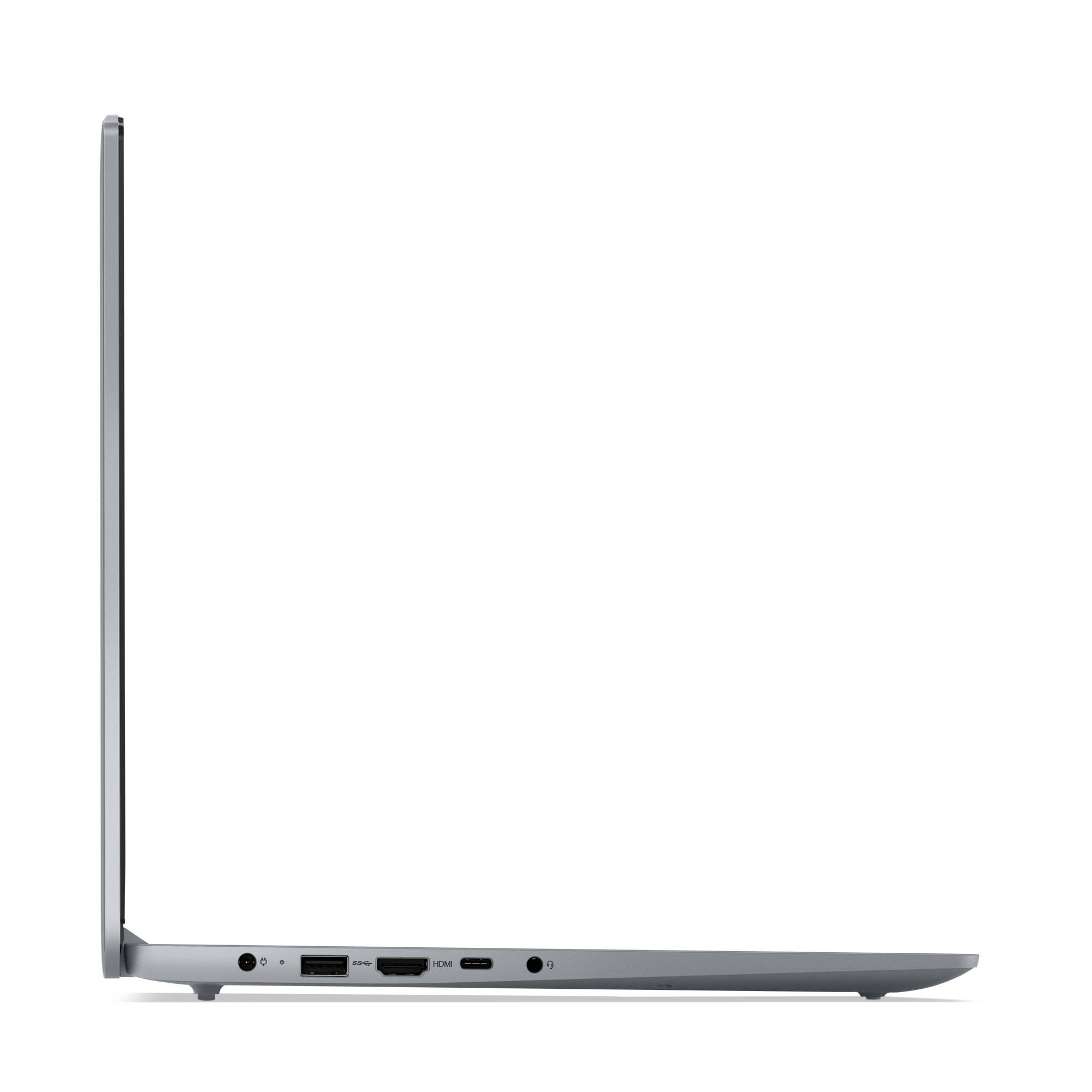 Seitenansicht eines dünnen silbernen Laptops, vollständig geöffnet, das seine Anschlüsse und die verjüngte Basis auf weißem Hintergrund zeigt.