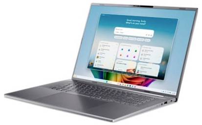 Silberner Laptop mit geöffnetem Windows 11-Desktop und zentriertem Startmenü auf dem Bildschirm, in Dreiviertelansicht auf weißem Hintergrund dargestellt.
