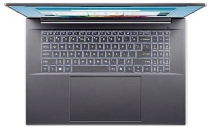 Draufsicht auf einen aufgeklappten Laptop mit Tastatur, großem Trackpad und blauem Bildschirmrahmen auf weißem Hintergrund.