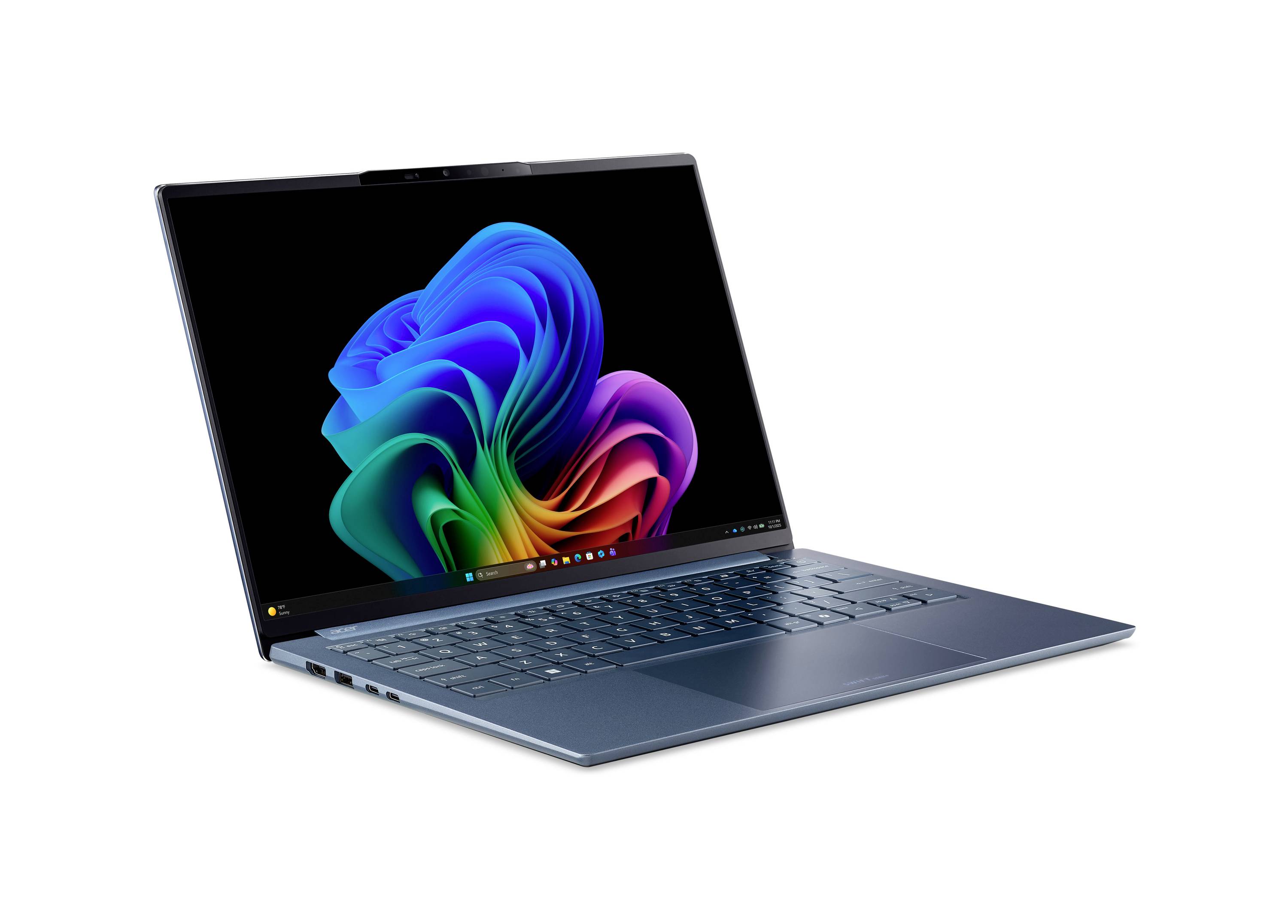 Offener Laptop mit dunkelblaugrauem Gehäuse und abstraktem buntem Blumen-Hintergrundbild auf dem Bildschirm, gezeigt auf weißem Hintergrund.