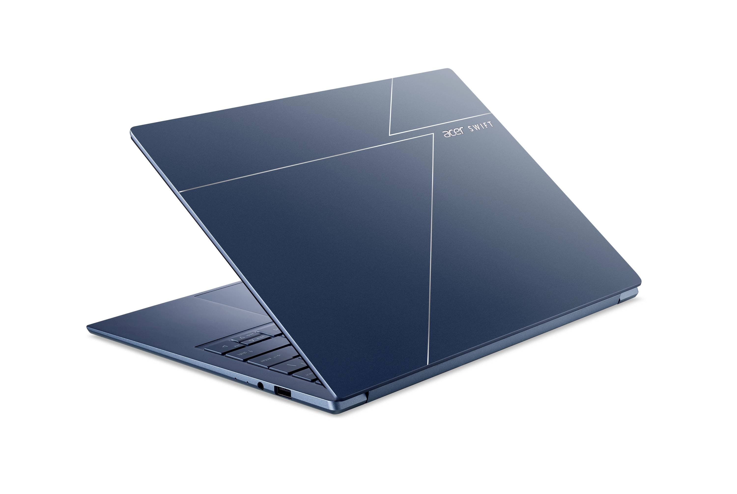 Angewinkelter dunkelblauer Laptop mit geometrischen Linienelementen, teilweise aufgeklappt, um die Tastatur auf weißem Hintergrund zu zeigen.