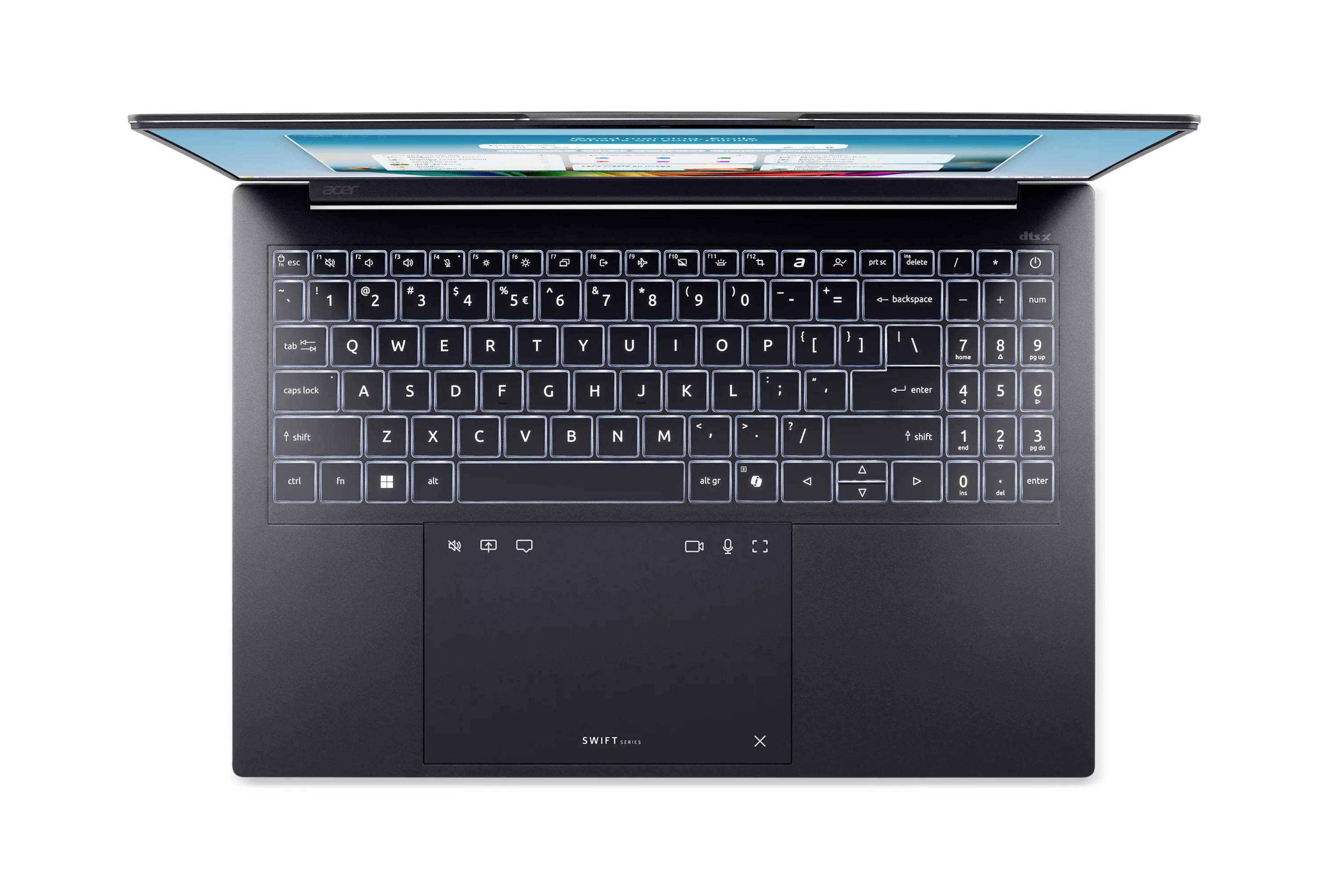 Draufsicht auf einen geöffneten Laptop, der die Tastatur und ein großes Touchpad auf einem schlichten weißen Hintergrund zeigt.