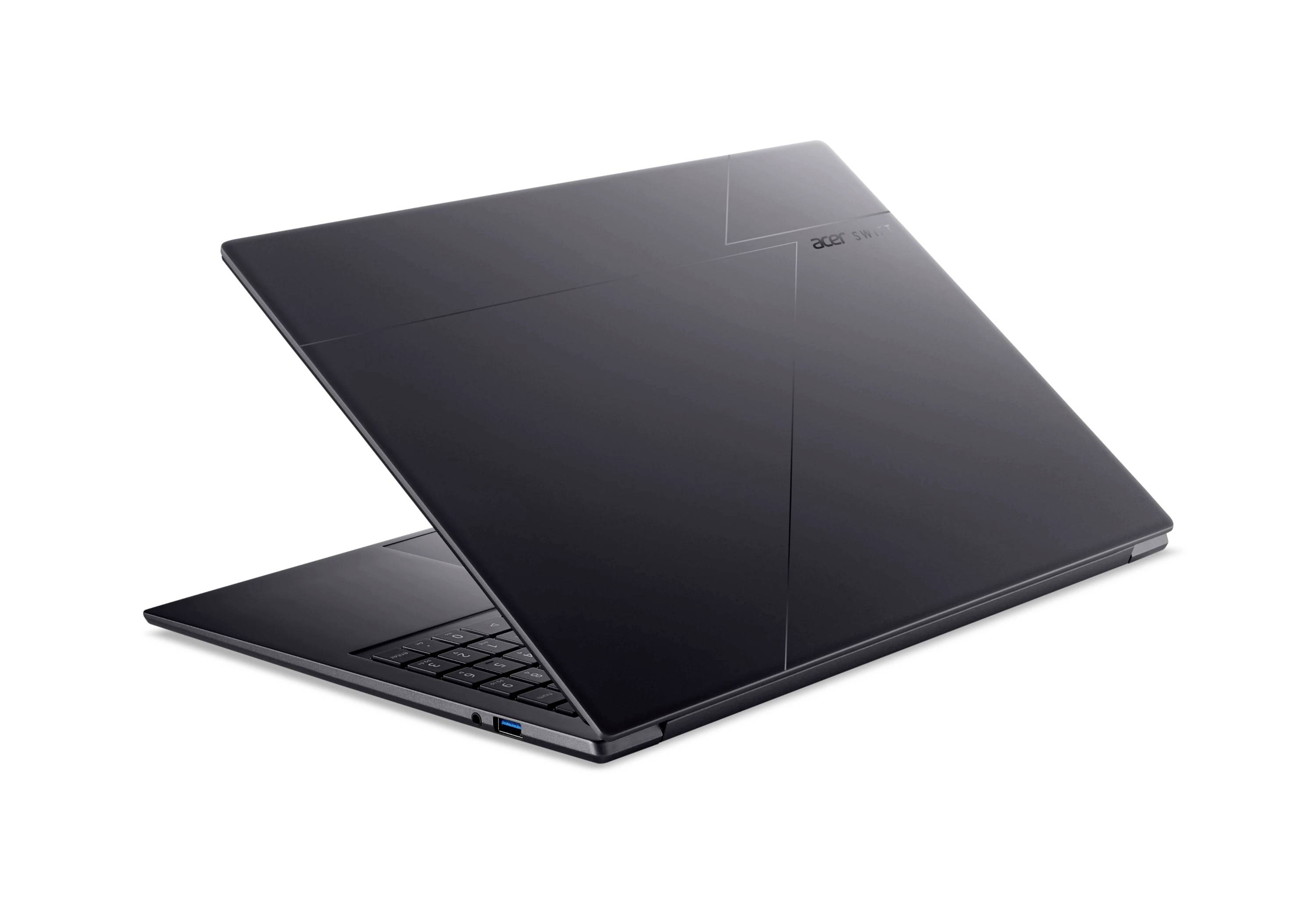Offener schwarzer Laptop in Schrägansicht, teilweise geschlossen mit sichtbarer Tastatur und glänzendem Deckel auf weißem Hintergrund.