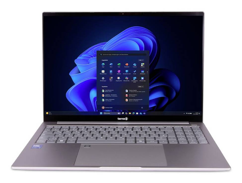 Silberner Laptop, der das Windows 11-Startmenü auf dem Desktopbildschirm anzeigt, geöffnet vor weißem Hintergrund.