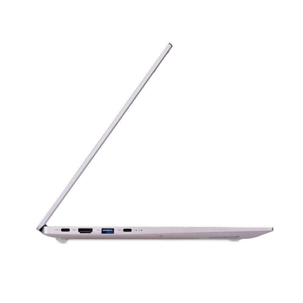 Seitenansicht eines geöffneten schlanken silbernen Laptops, der ein dünnes Profil mit mehreren Anschlüssen an der linken Kante zeigt.