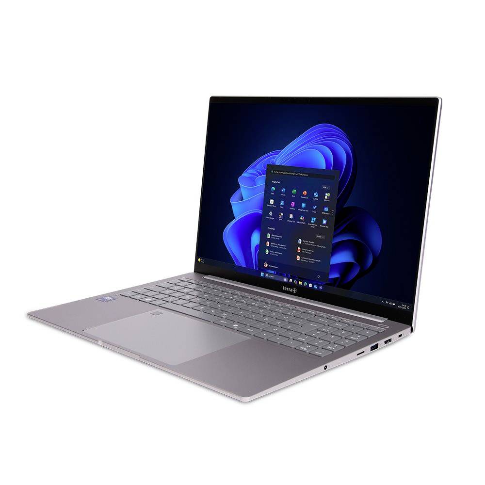 Silberner Samsung-Laptop offen auf weißem Hintergrund, auf dem Bildschirm wird Windows 11 angezeigt.