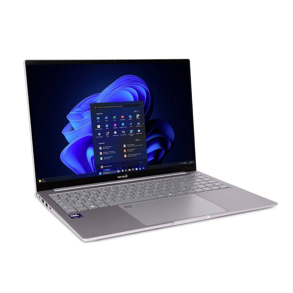 Silberner Laptop, der den Windows 11-Desktop und das Startmenü auf weißem Hintergrund anzeigt.