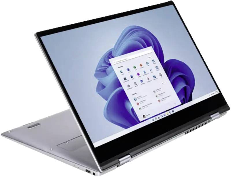 Ein silberner 2-in-1-Laptop wird im Zeltmodus gezeigt, wobei sein Touchscreen den Windows-11-Desktop und das Startmenü anzeigt.
