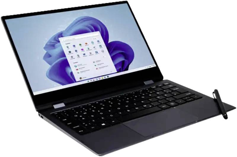 Schwarzer Laptop mit einem Stylus, geöffnet auf weißem Hintergrund, zeigt den Windows 11-Desktop und das Startmenü an.