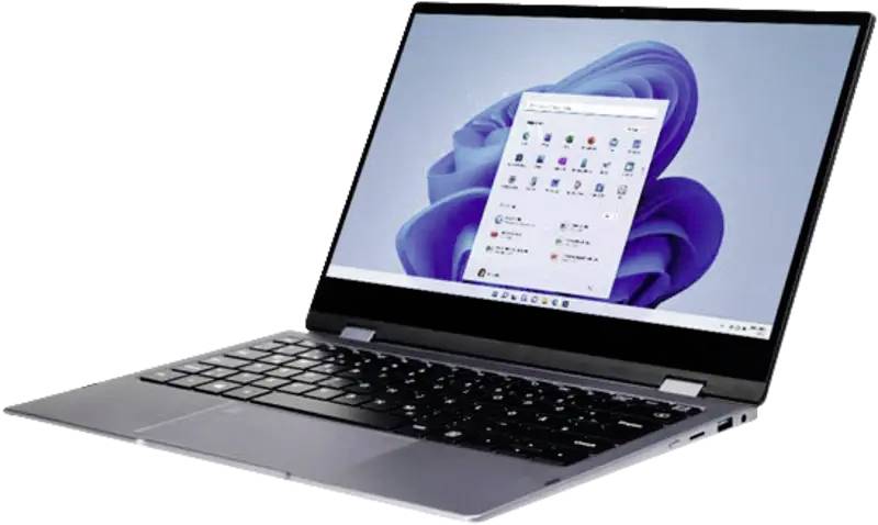 Silberner Laptop auf weißem Hintergrund, auf dem Bildschirm sind der Windows-11-Desktop und das Startmenü zu sehen.