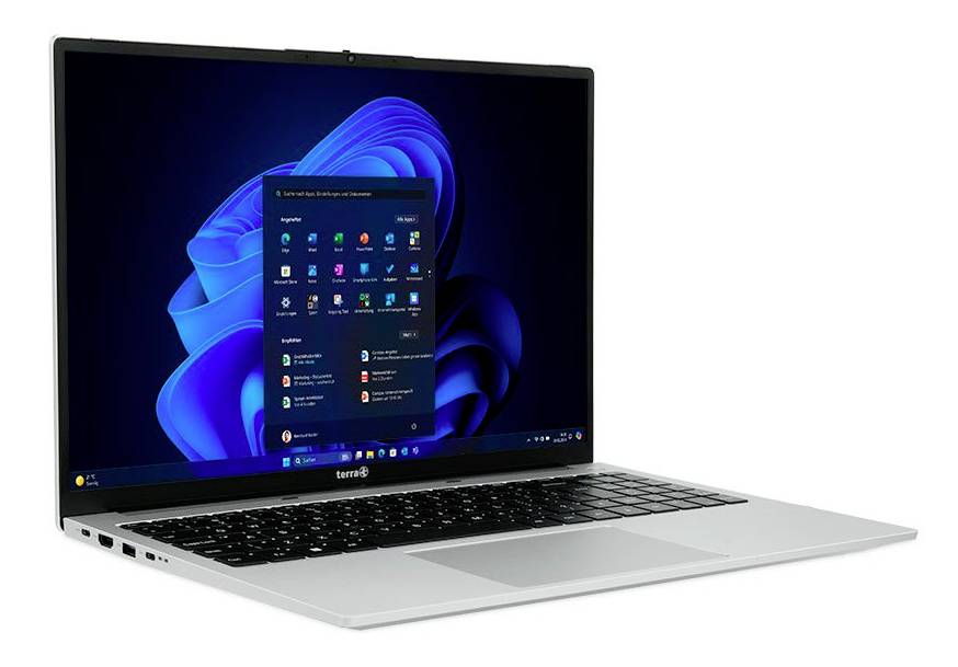 Silberner Laptop mit Windows 11 Desktop und geöffnetem Startmenü auf dem Bildschirm, in schrägem Winkel auf weißem Hintergrund angezeigt.