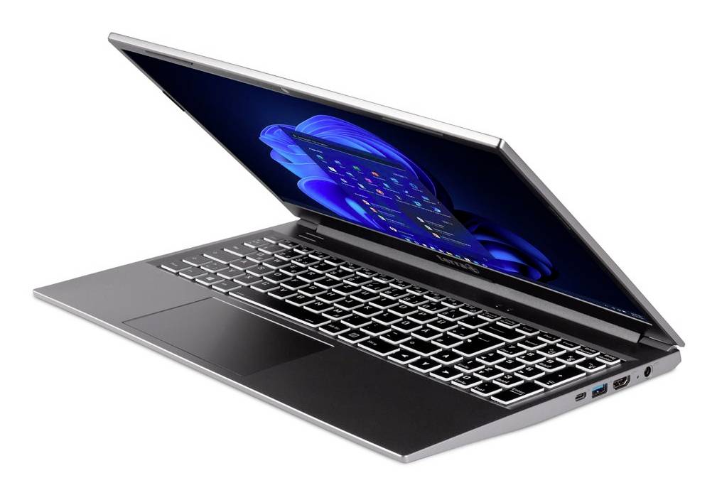 Ein teilweise geöffneter silberner Laptop mit leuchtendem Bildschirm, auf dem eine blaue abstrakte Grafik auf weißem Hintergrund angezeigt wird.