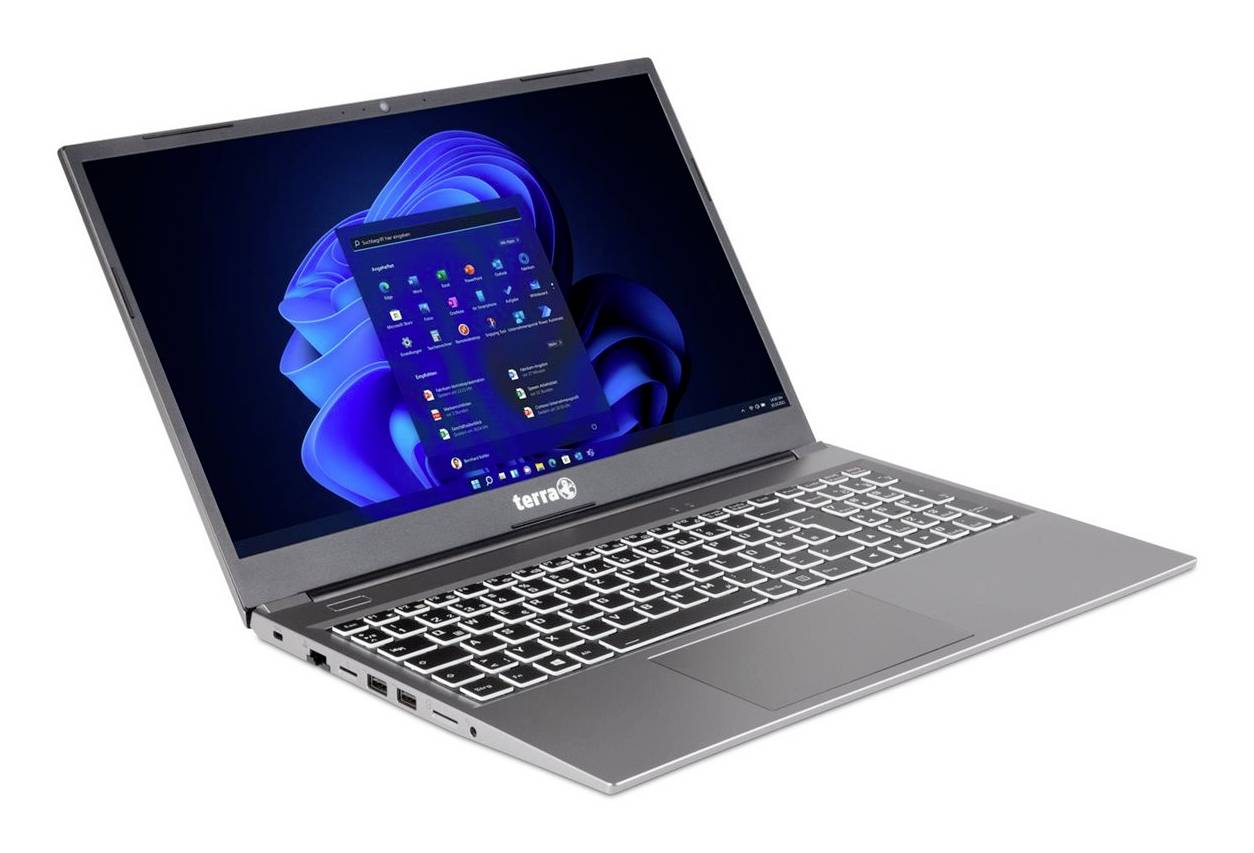 Silver Terra Laptop in einem Winkel geöffnet, zeigt einen Windows 11-Desktop und das Startmenü auf dem Bildschirm.