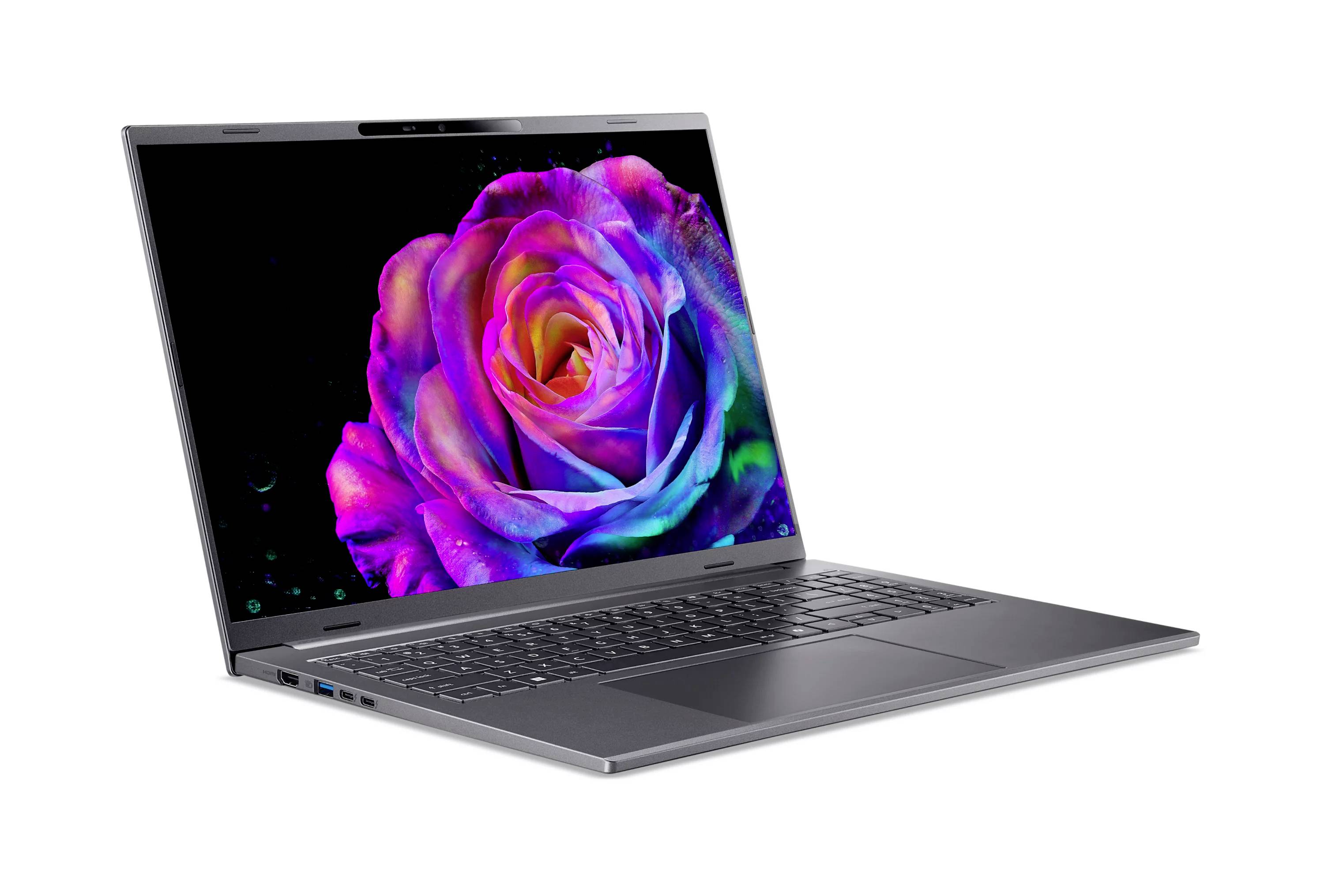 Silberner Laptop in einem Winkel geöffnet, zeigt eine leuchtende lila und rosa Rosen-Tapete auf dem Bildschirm vor weißem Hintergrund.