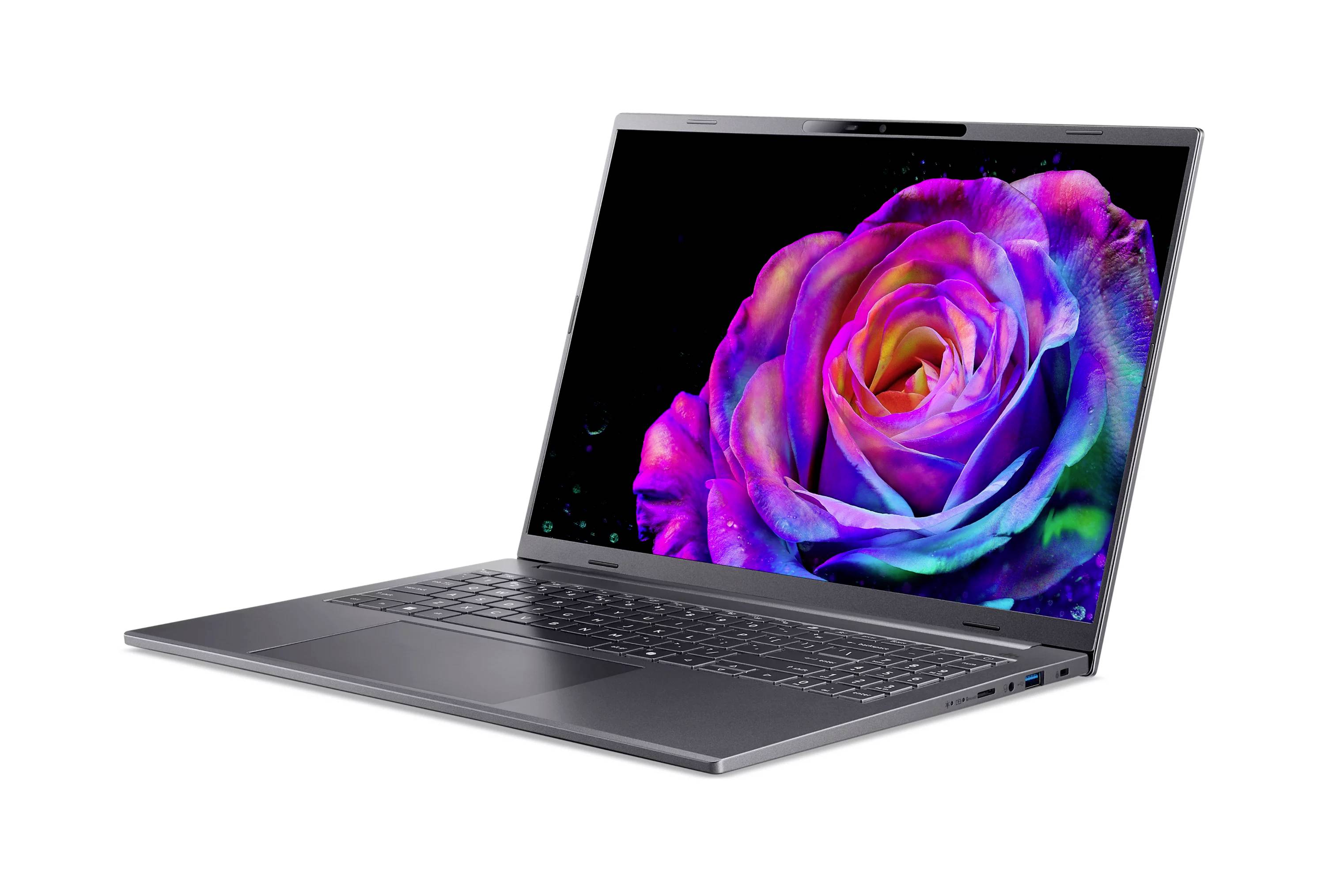 Silberner Laptop offen auf weißem Hintergrund, zeigt eine lebendige mehrfarbige Rosen-Tapete auf dem Bildschirm.