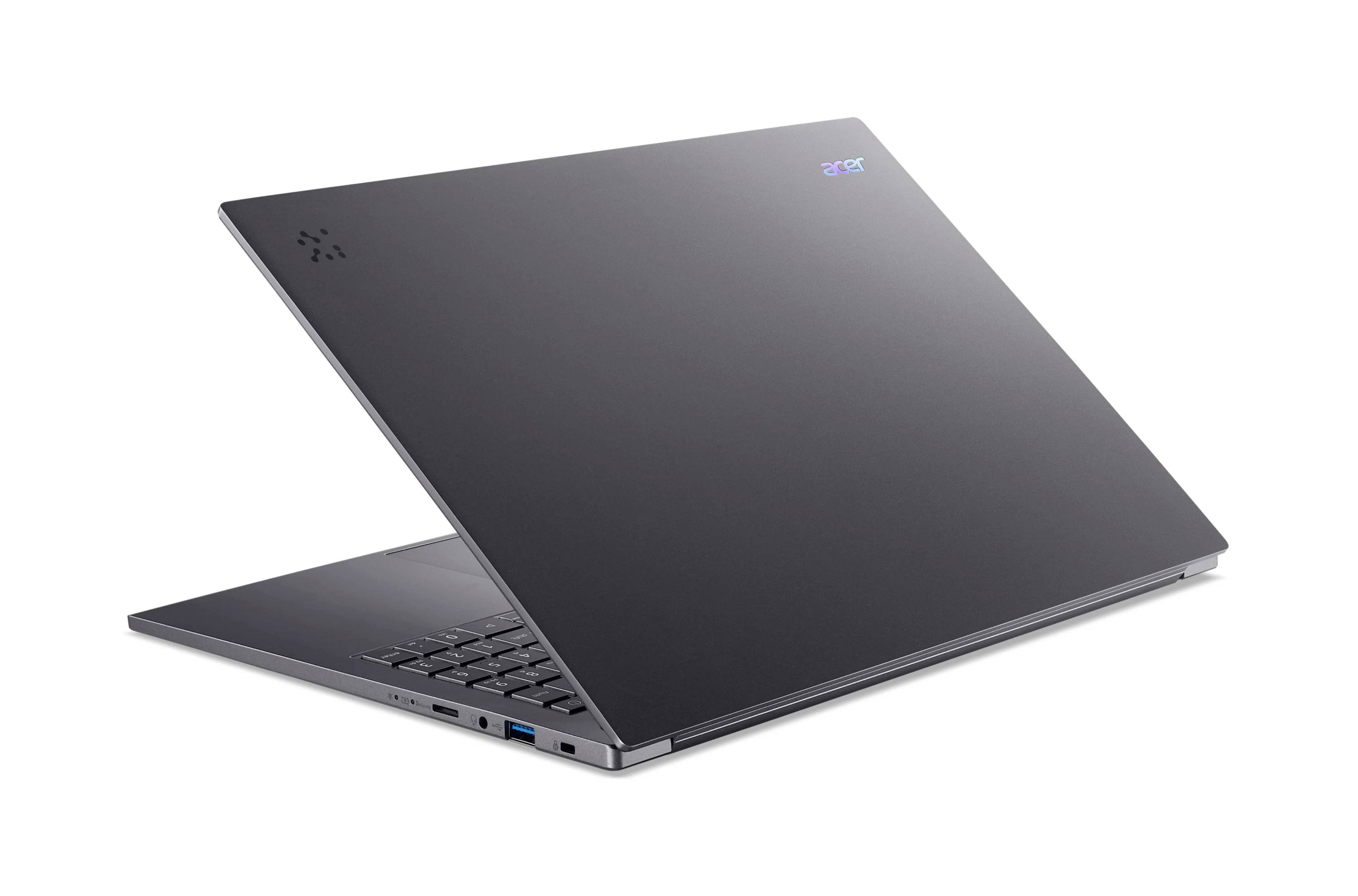 Offener grauer Laptop, teilweise im Winkel geschlossen, zeigt Tastatur und Seitenports auf weißem Hintergrund.