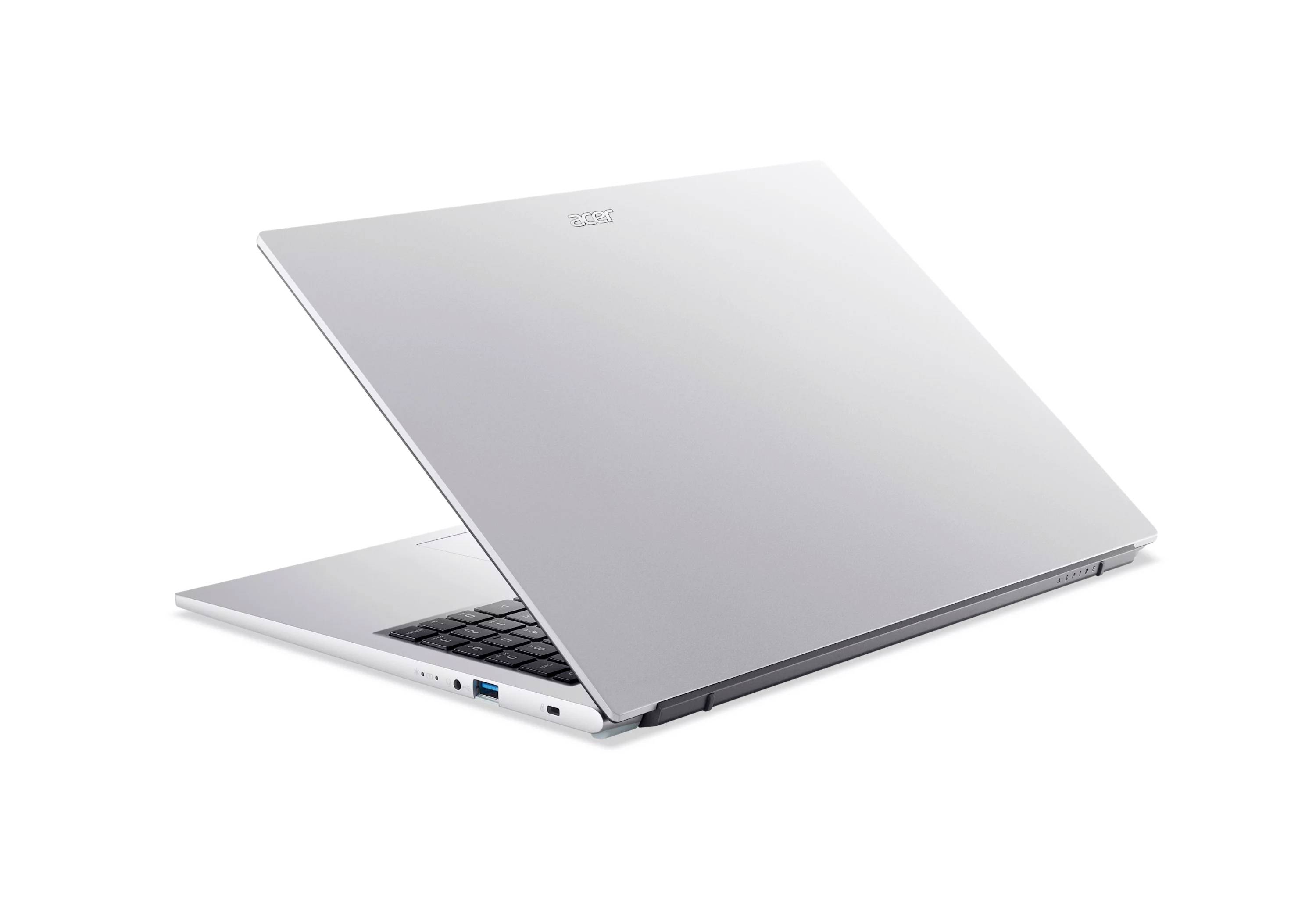 Silberner Laptop, teilweise geöffnet auf weißem Hintergrund, mit sichtbarer Tastatur und Seitenports.