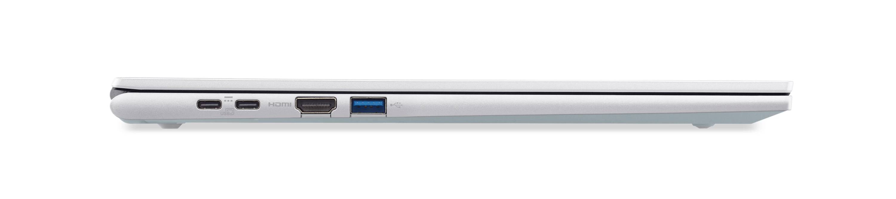 Seitenansicht eines silbernen Laptops mit Blick auf die vordere Kante mit zwei USB-Anschlüssen und einem größeren Anschluss.
