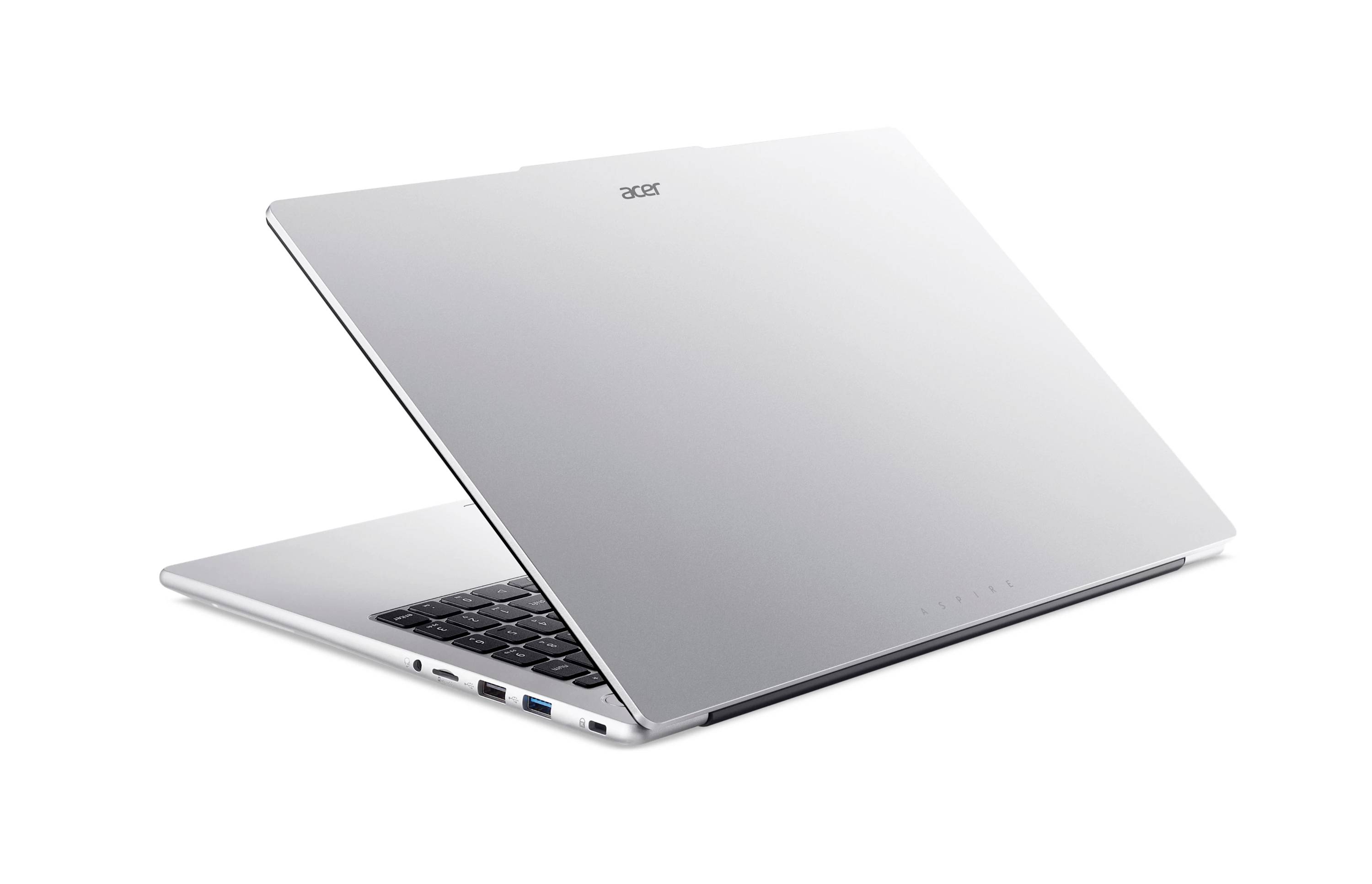 Silberner Acer-Laptop, teilweise geöffnet auf weißem Hintergrund, zeigt die Tastatur und seitliche Anschlüsse.