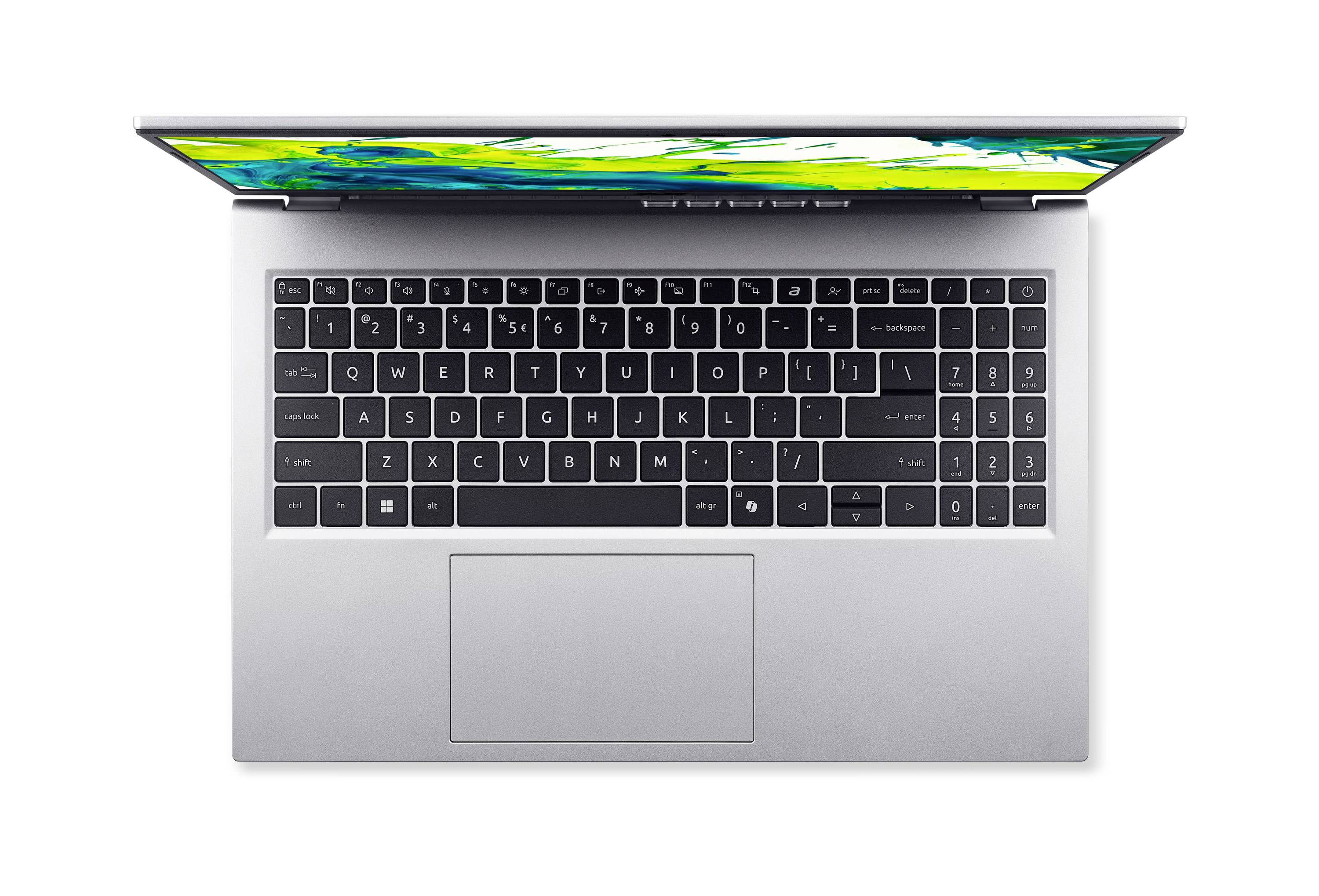 Draufsicht auf einen offenen silbernen Laptop mit eingeschaltetem Bildschirm und sichtbarer Tastatur und Trackpad vor weißem Hintergrund.