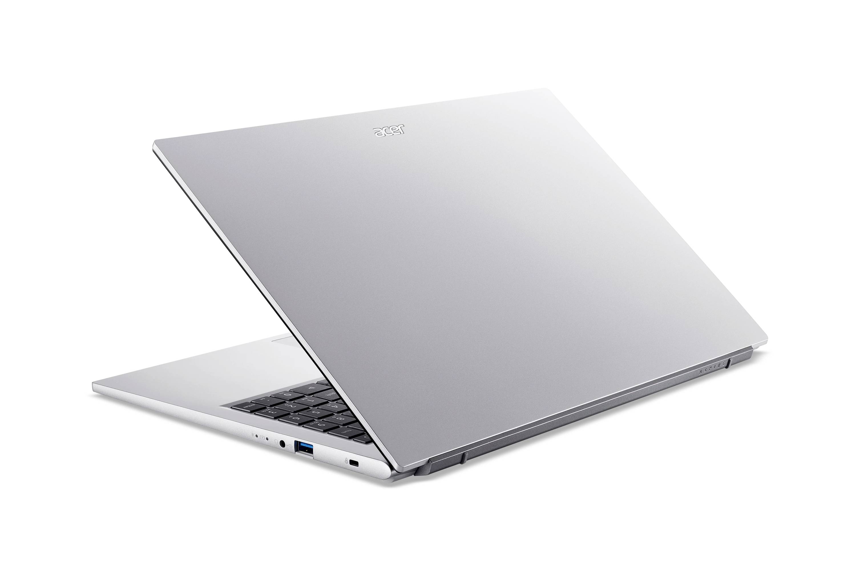 Silberner Laptop teilweise geöffnet auf weißem Hintergrund, zeigt die Tastatur und die Anschlüsse auf der Vorderseite.