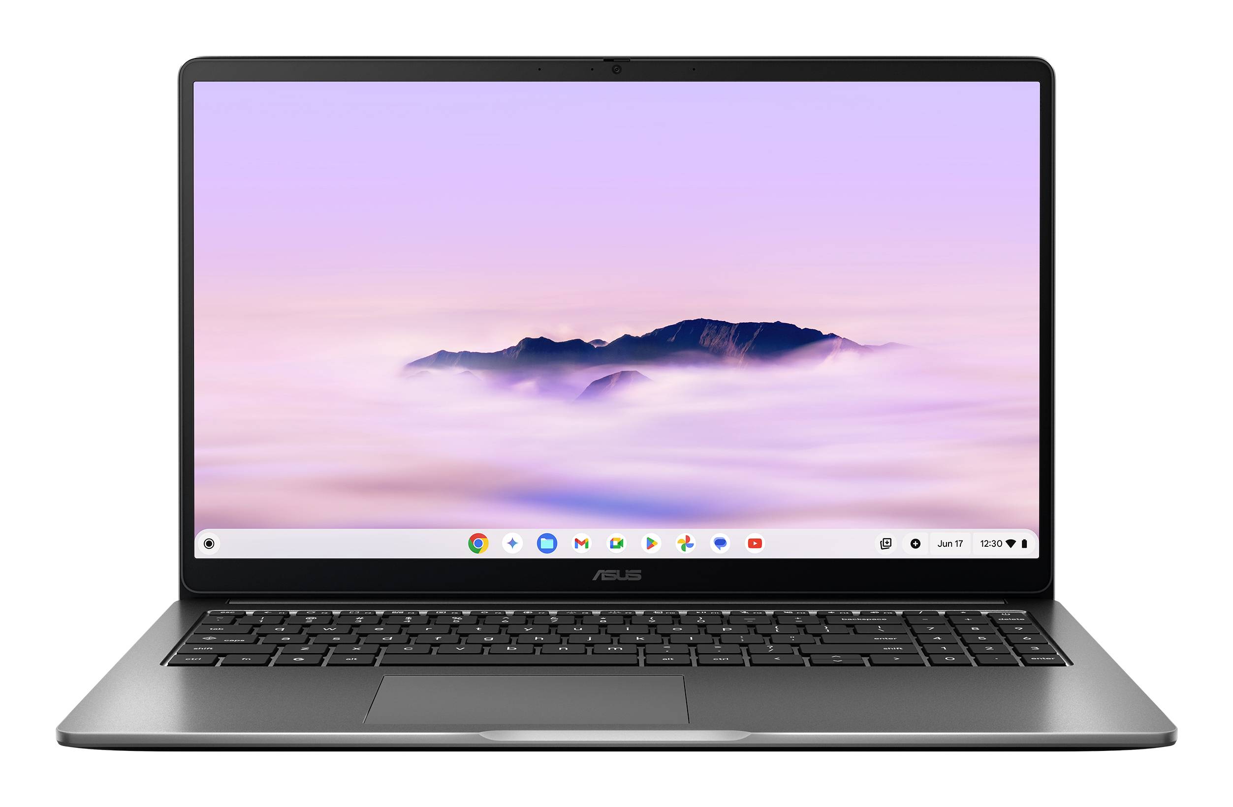 Ein silberner ASUS-Laptop offen und eingeschaltet, zeigt eine Pastellberge-und-Wolken-Tapete auf dem Bildschirm.