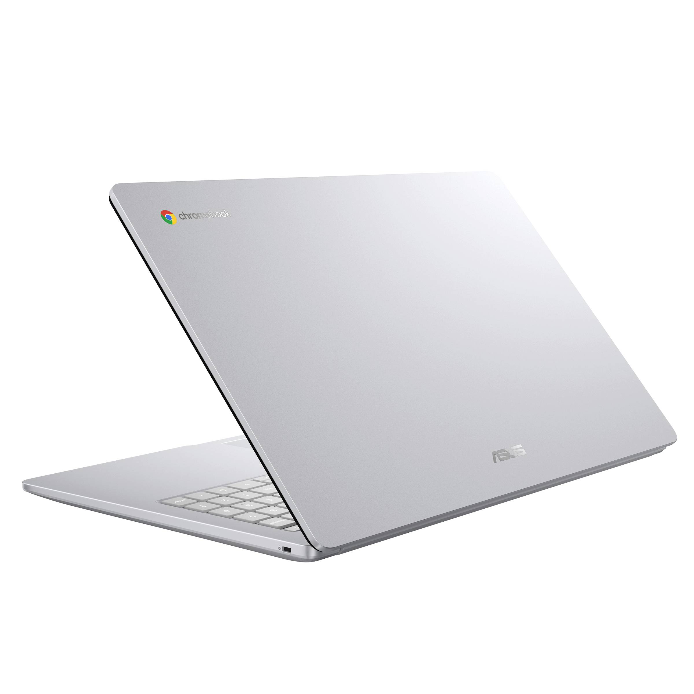 Silbernes ASUS Chromebook-Laptop, das teilweise geöffnet auf weißem Hintergrund gezeigt wird, mit dem Chromebook-Logo auf dem Deckel.