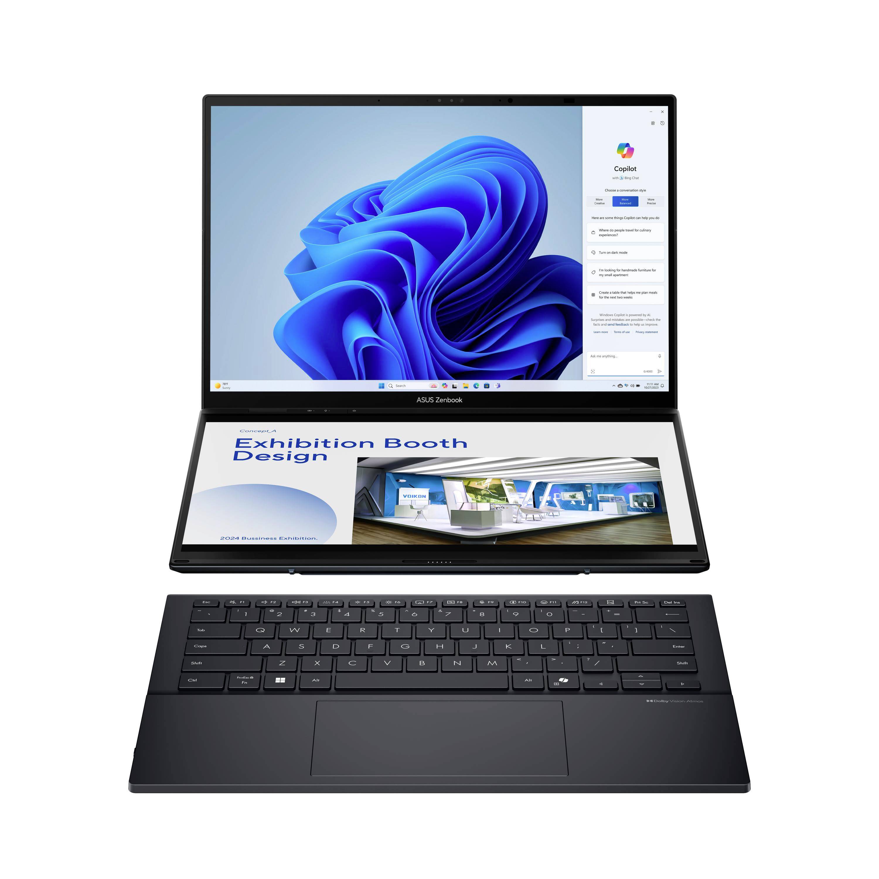 Ein Dual-Screen-ASUS-Zenbook-Laptop mit Windows 11 auf dem Hauptdisplay und einer Folie zum Thema „Messestand-Design" auf dem unteren Bildschirm, dargestellt mit einer angeschlossenen Tastatur.