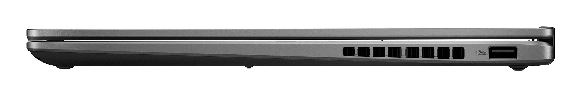 Seitenansicht eines geschlossenen silbernen Laptops, die das dünne Profil mit Lüftungsschlitzen und einem USB-Anschluss auf der rechten Seite zeigt.