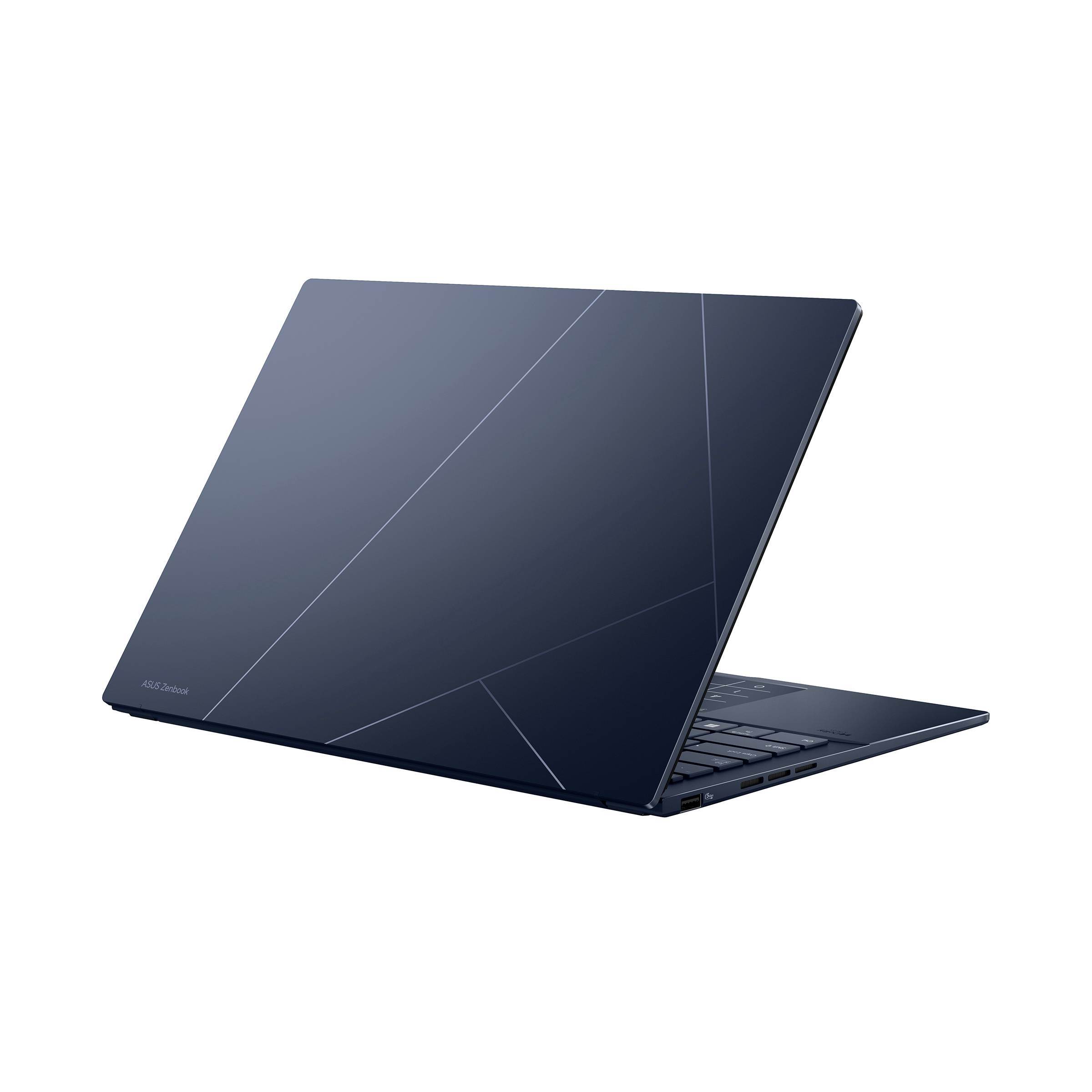 Geschlossener dunkelblauer Laptop im Winkel geöffnet auf weißem Hintergrund, wobei die Tastatur und das schlanke Profil sichtbar sind.