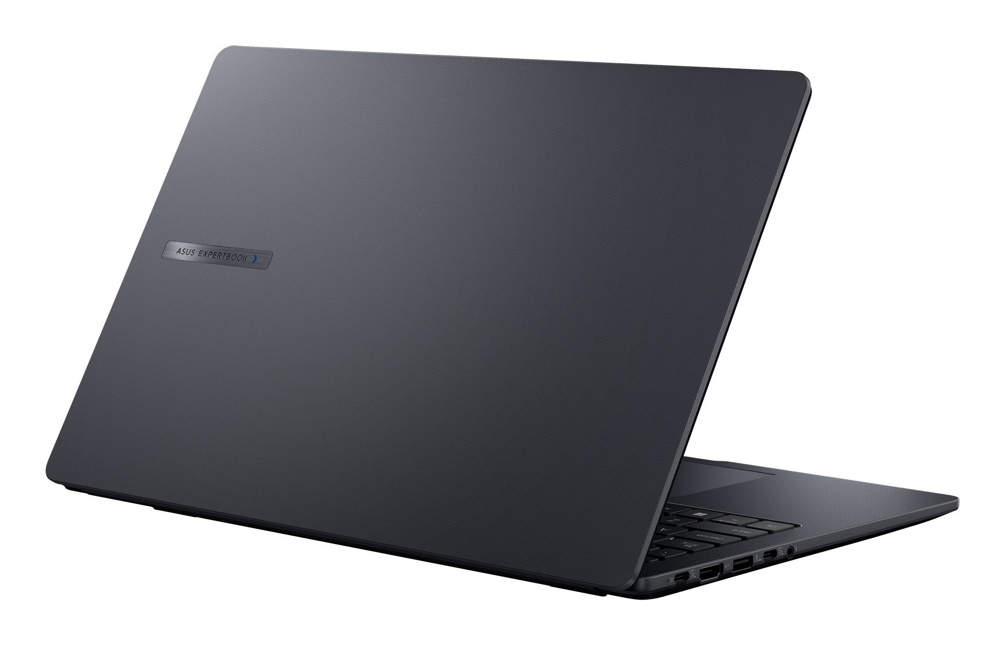 Geschlossener schwarzer Laptop in Dreiviertelsicht auf weißem Hintergrund.