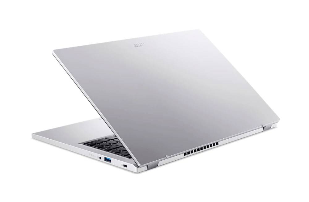 Silberner Laptop, teilweise offen auf weißem Hintergrund, mit sichtbarer Tastatur und Seitenports.