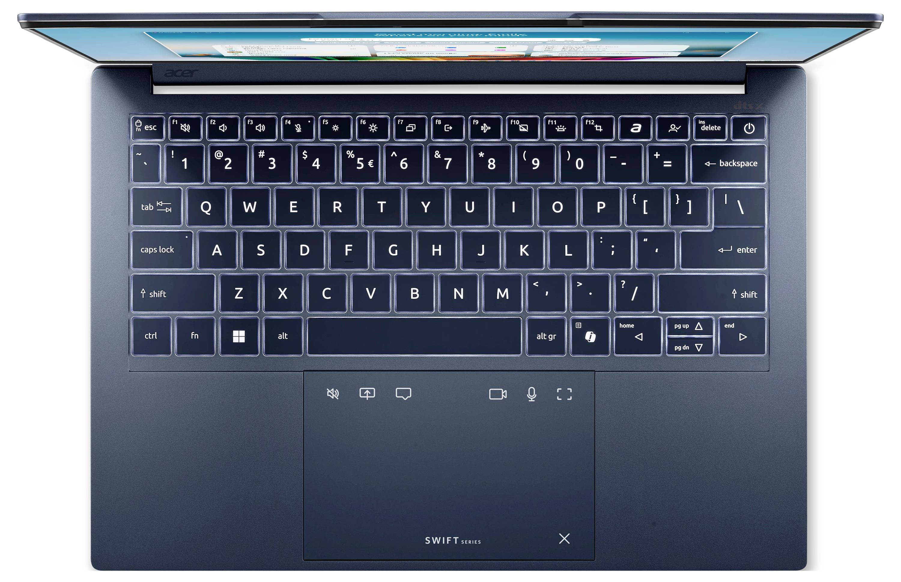 Draufsicht auf einen blauen Acer Swift-Laptop mit hinterleuchterter Tastatur und großem Touchpad, geöffnet auf weißem Hintergrund dargestellt.