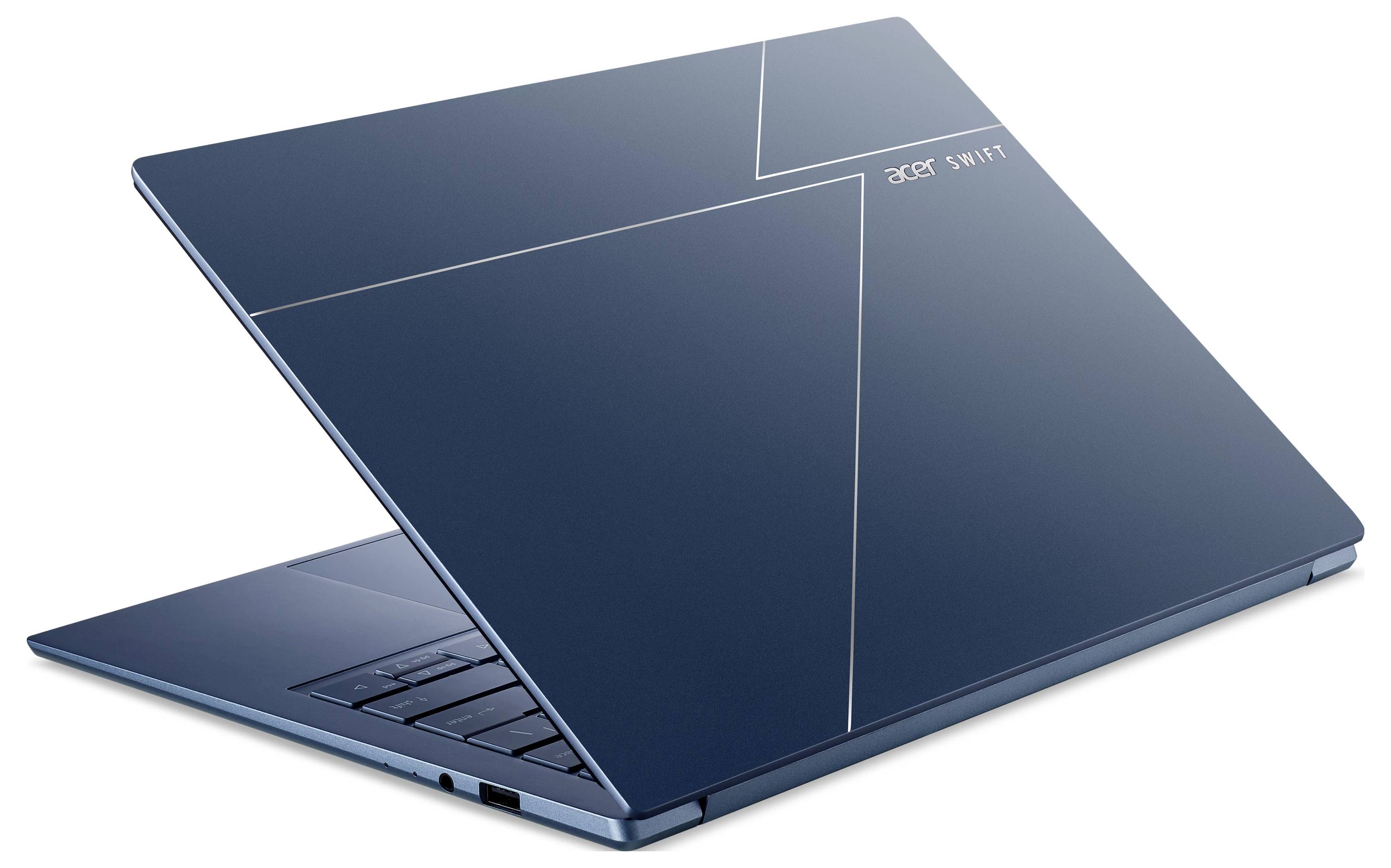 Blauer Acer Swift Laptop, teilweise geöffnet, auf weißem Hintergrund