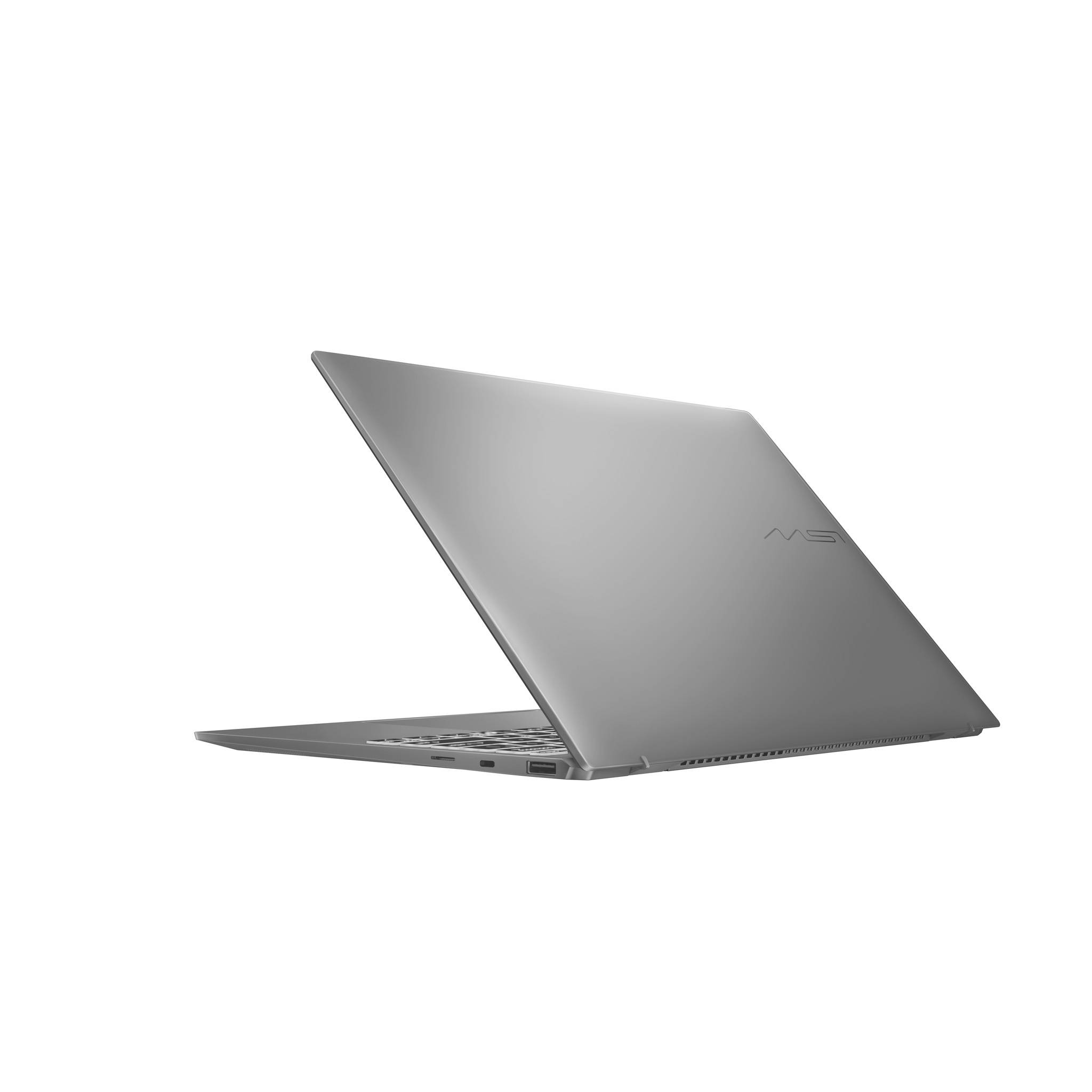 Silberner geschlossener Laptop in Seitenansicht auf weißem Hintergrund, leicht geöffnet, um die Tastatur und Anschlüsse freizulegen.