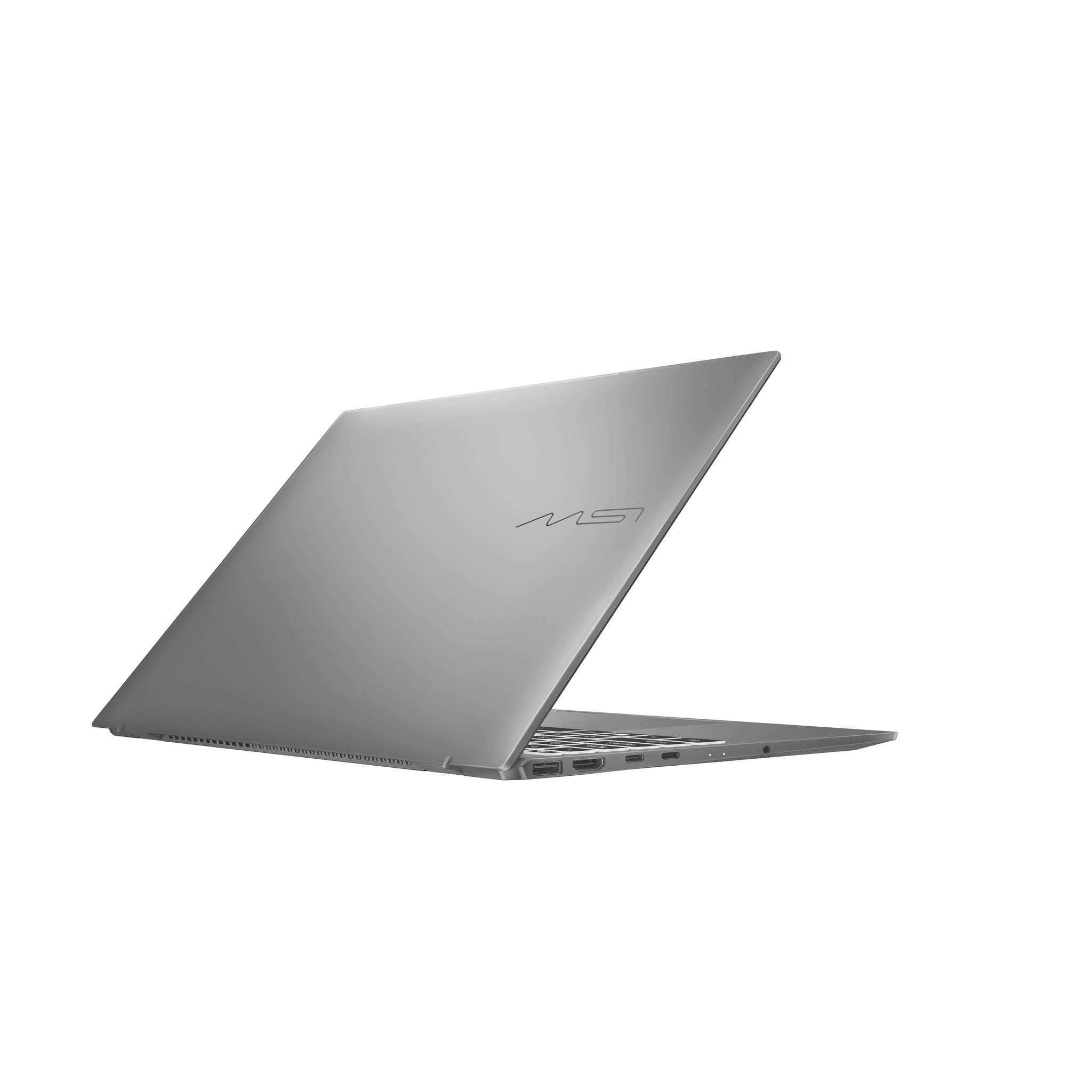 Silberner MSI-Laptop, teilweise geöffnet, auf weißem Hintergrund, von der hinteren linken Seite fotografiert.