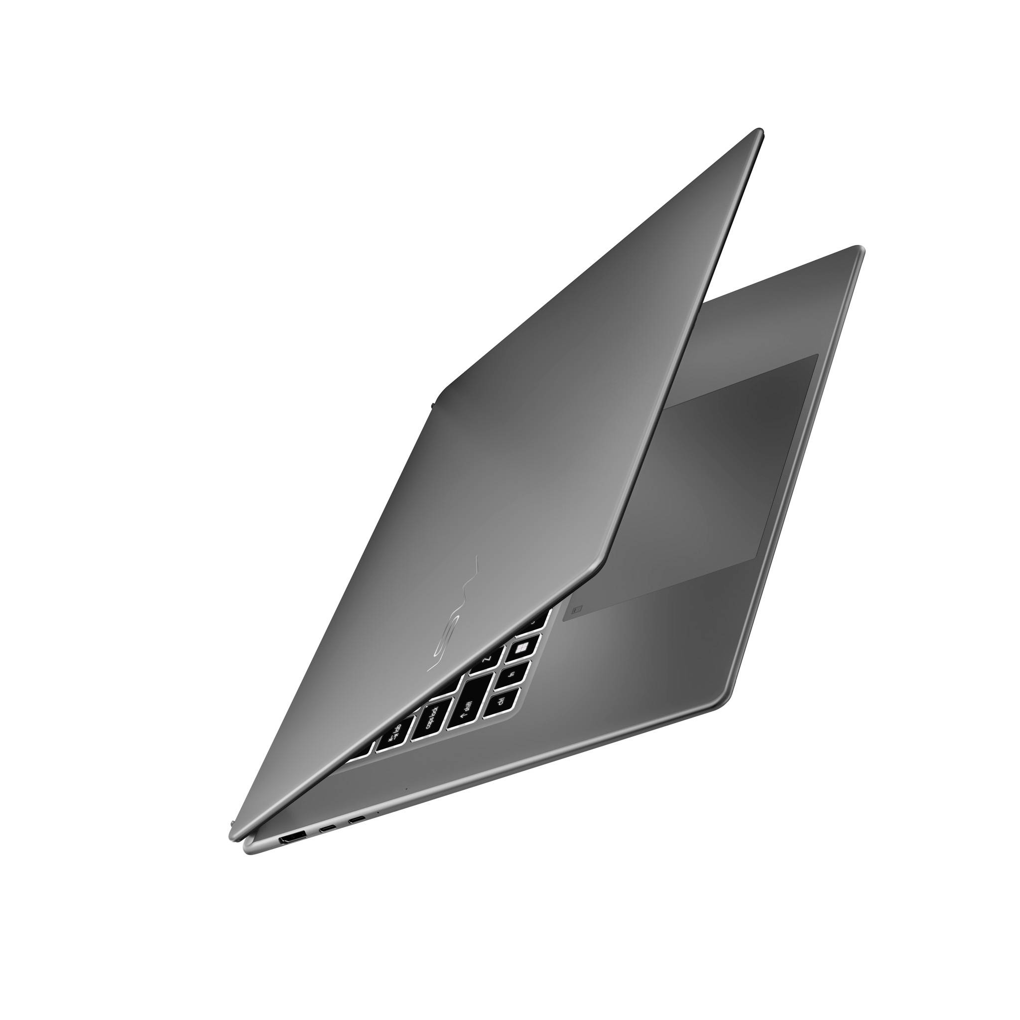Silberner Laptop teilweise geschlossen, schräg von oben auf weißem Hintergrund betrachtet.