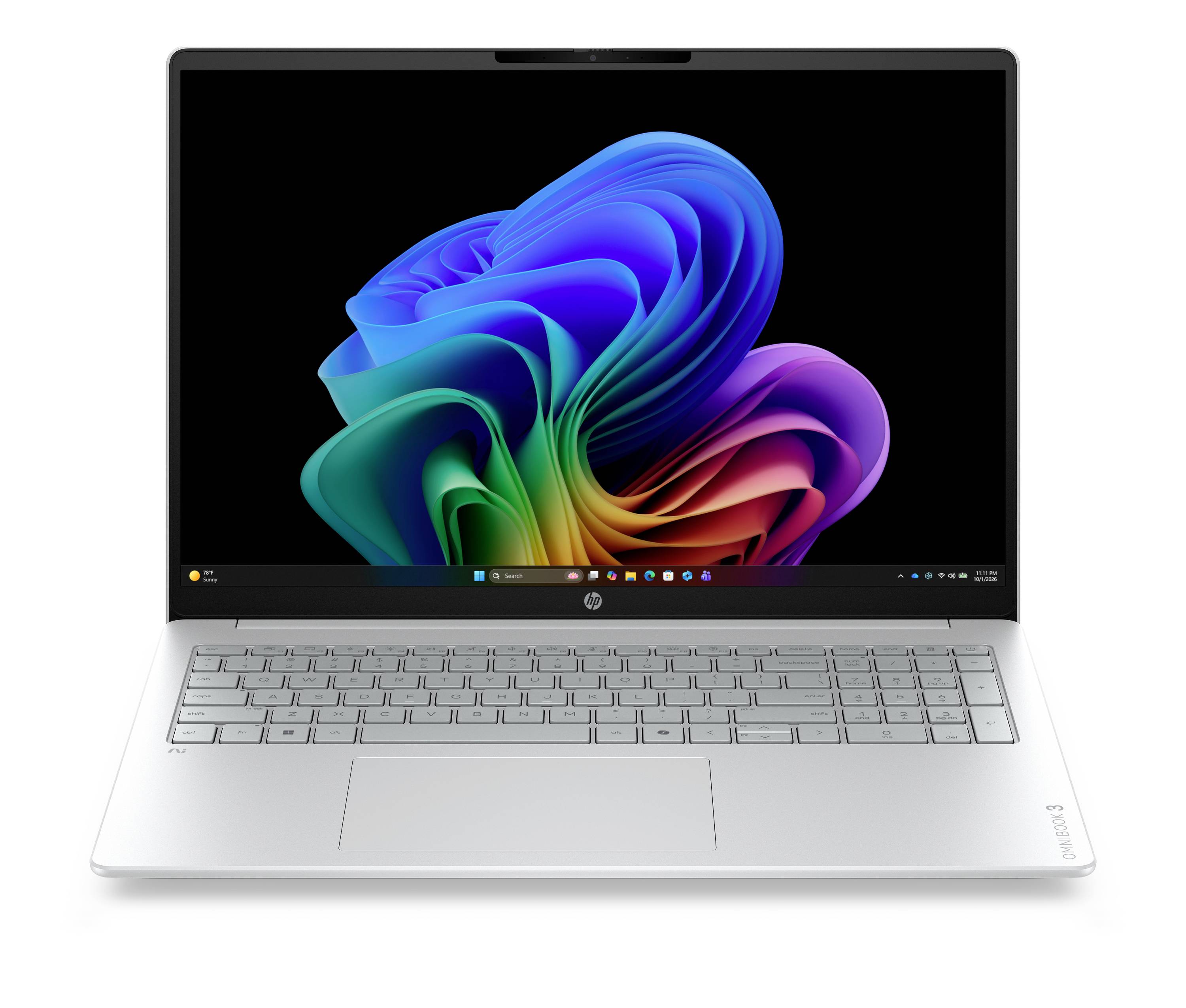 Silberner HP-Laptop, geöffnet mit einem farbenfrohen abstrakten Windows-ähnlichen Hintergrundbild auf dem Bildschirm, in Frontansicht auf weißem Hintergrund dargestellt.