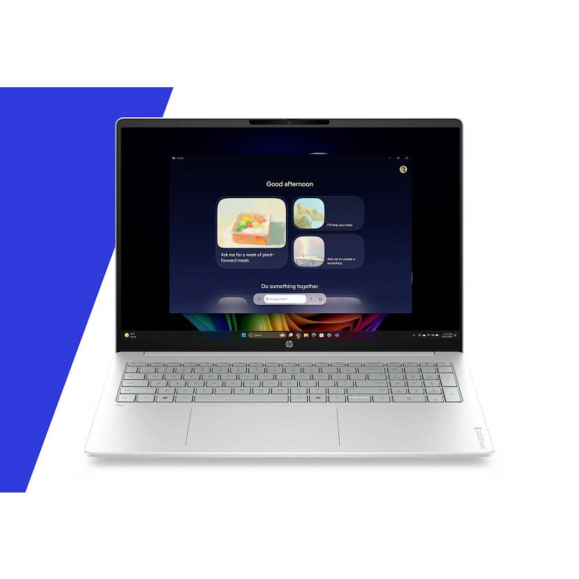 Silberner Laptop auf weißem Hintergrund, zeigt einen dunklen Startbildschirm mit "Guten Nachmittag" und App-Kacheln.