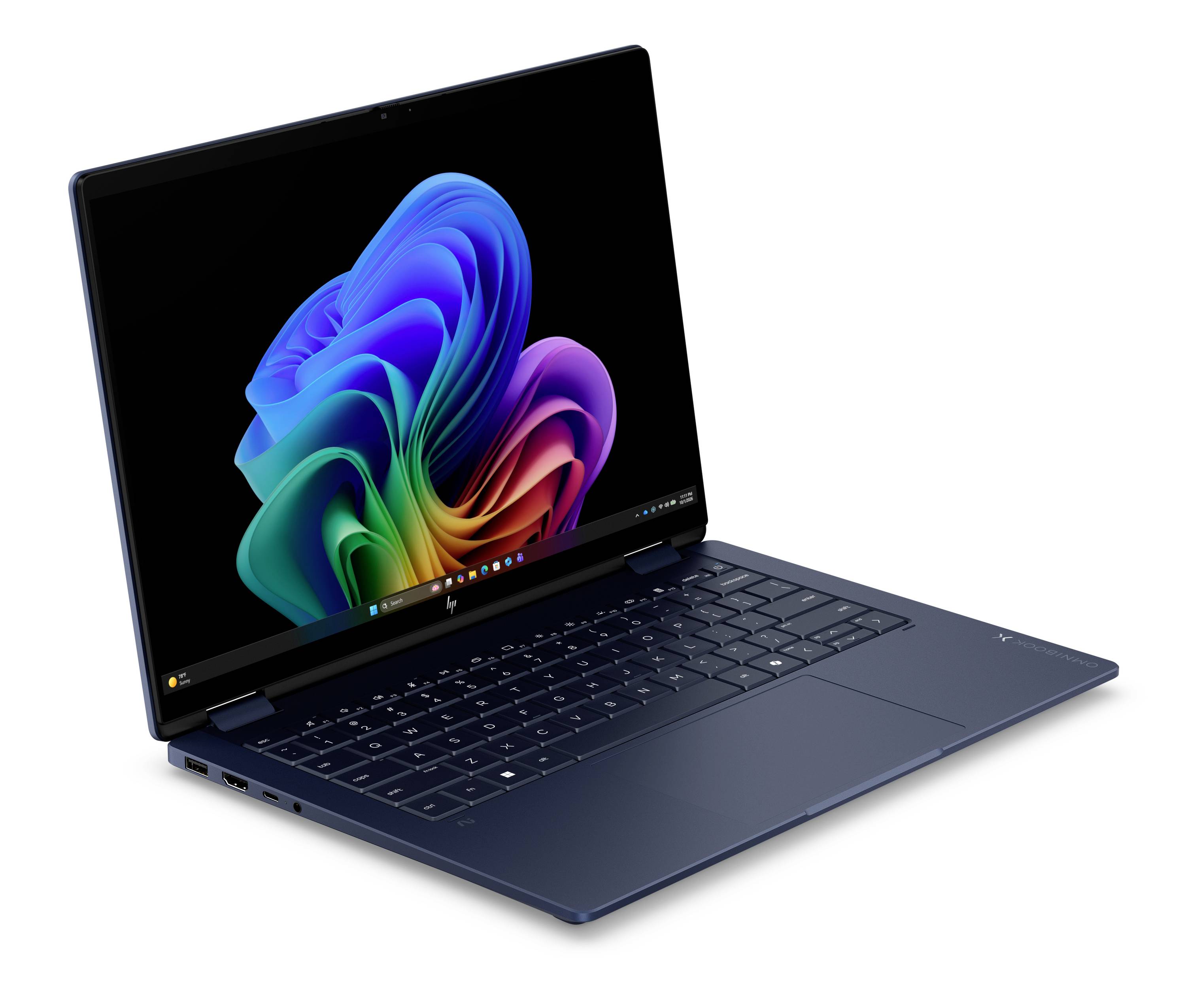 Ein offener blauer Laptop mit einem bunten abstrakten Wirbel auf dem Bildschirm, angewinkelt auf weißem Hintergrund gezeigt.