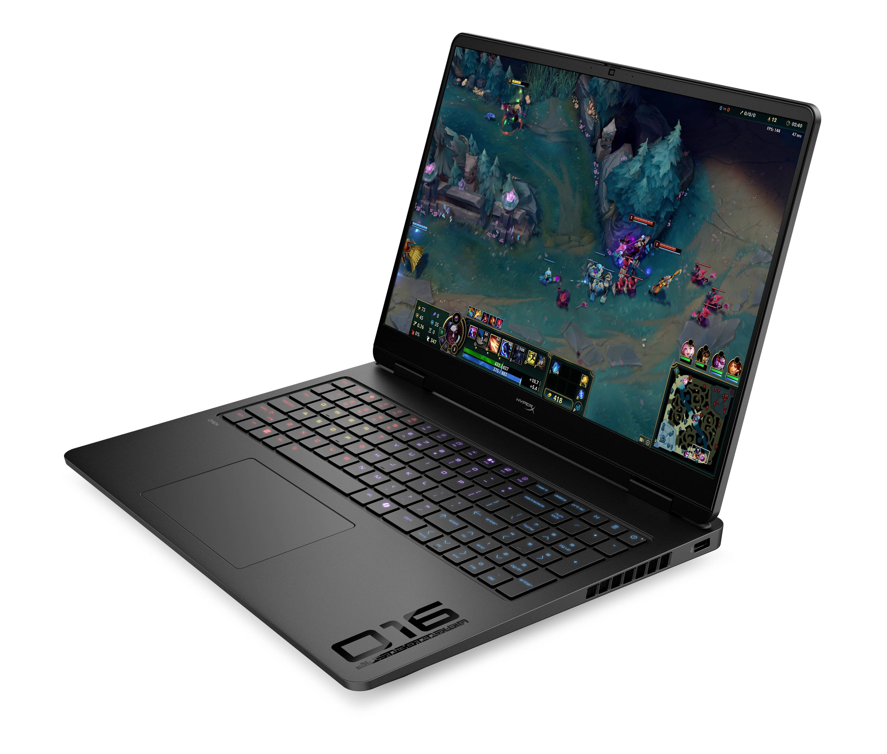 Schwarzer Gaming-Laptop in einem Winkel geöffnet, zeigt ein League of Legends-Match auf dem Bildschirm und eine hintergrundbeleuchtete Tastatur auf weißem Hintergrund.
