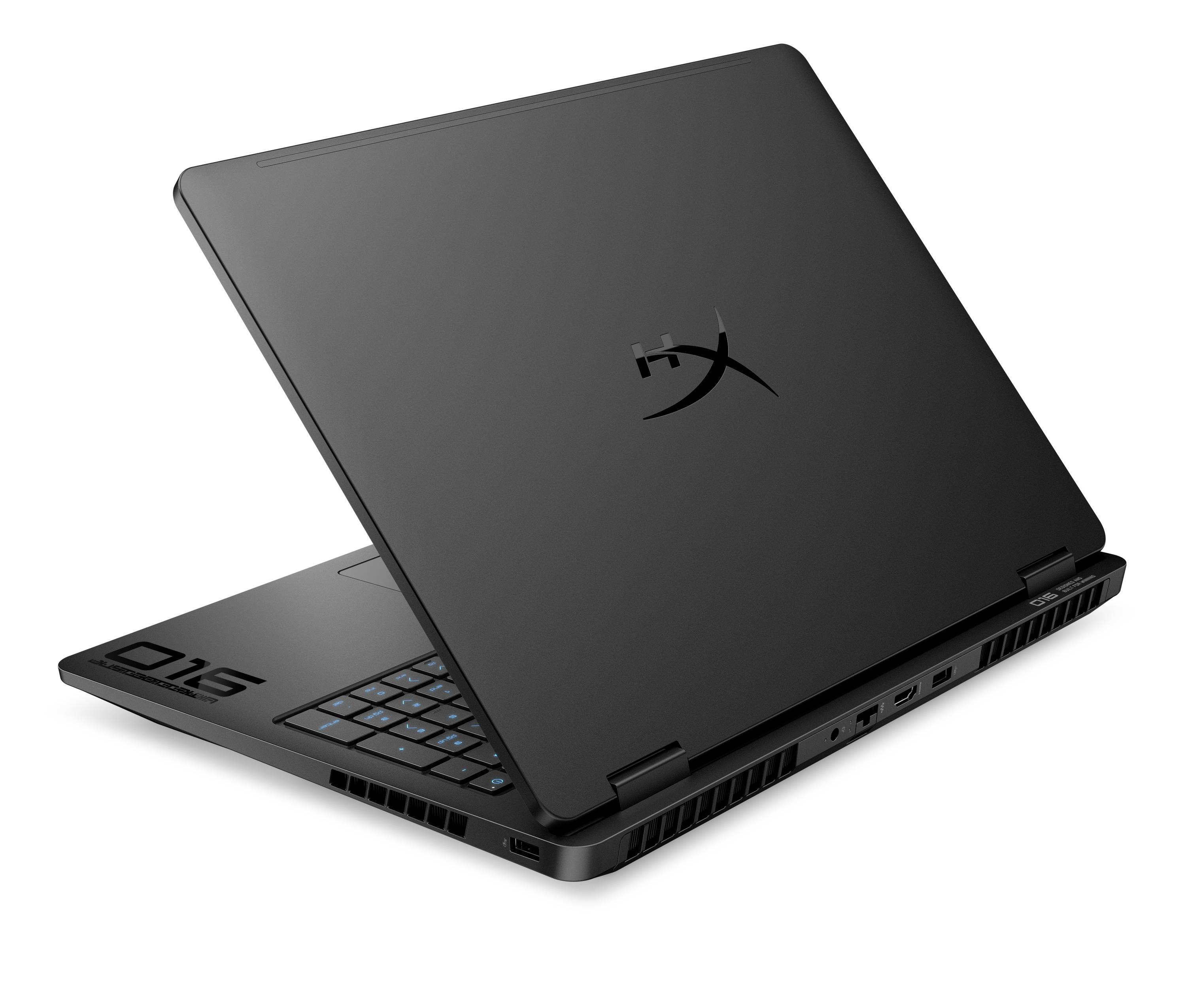 Schwarzer HyperX-Gaming-Laptop, teilweise geöffnet, mit beleuchchteter Tastatur und Seitenlüftungsschlitzen auf weißem Hintergrund.