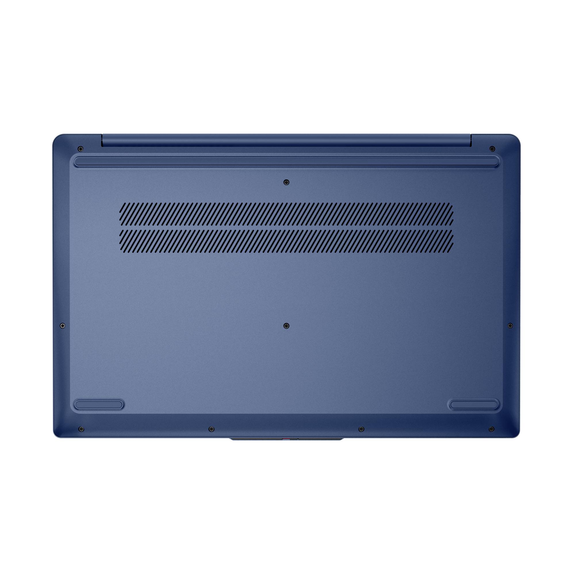 Unteransicht eines blauen Laptops mit Lüftungsschlitzen und Gummifüßen, geschlossen vor weißem Hintergrund gezeigt.