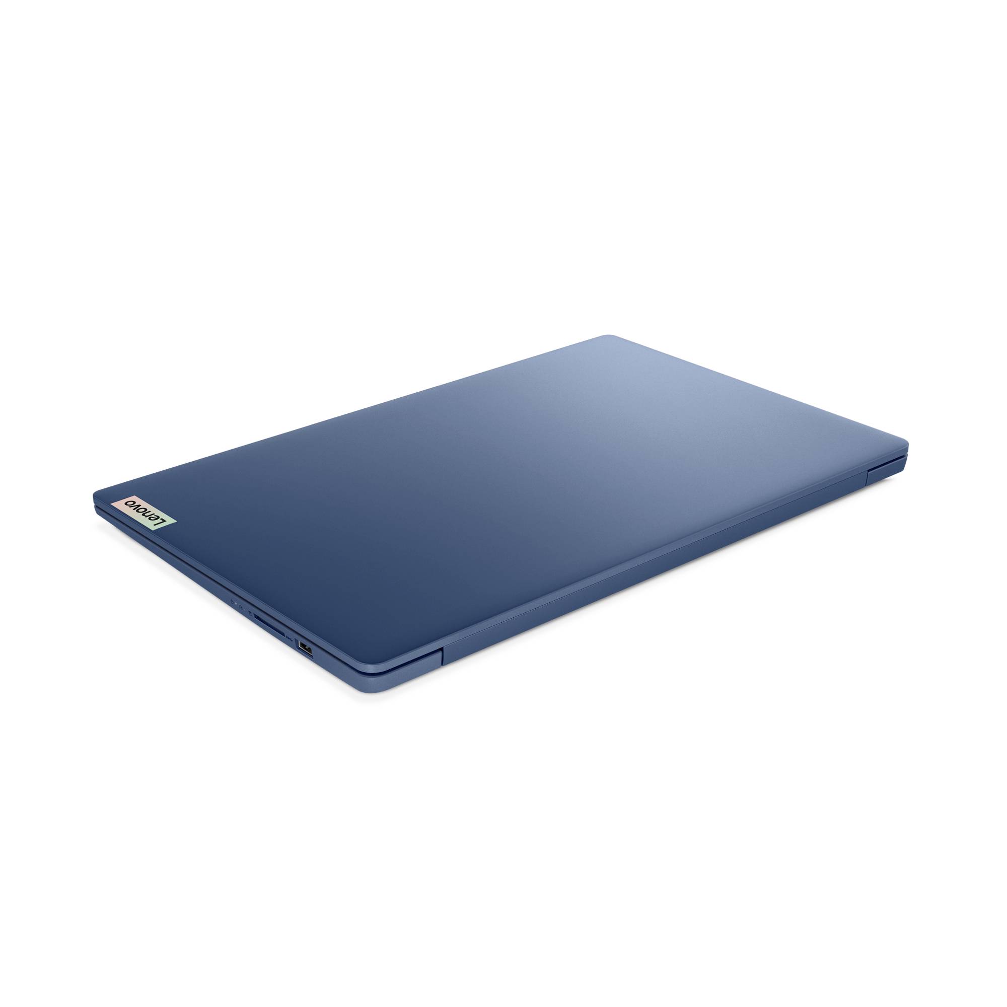 Geschlossener blauer Lenovo-Laptop in Schrägansicht auf weißem Hintergrund.