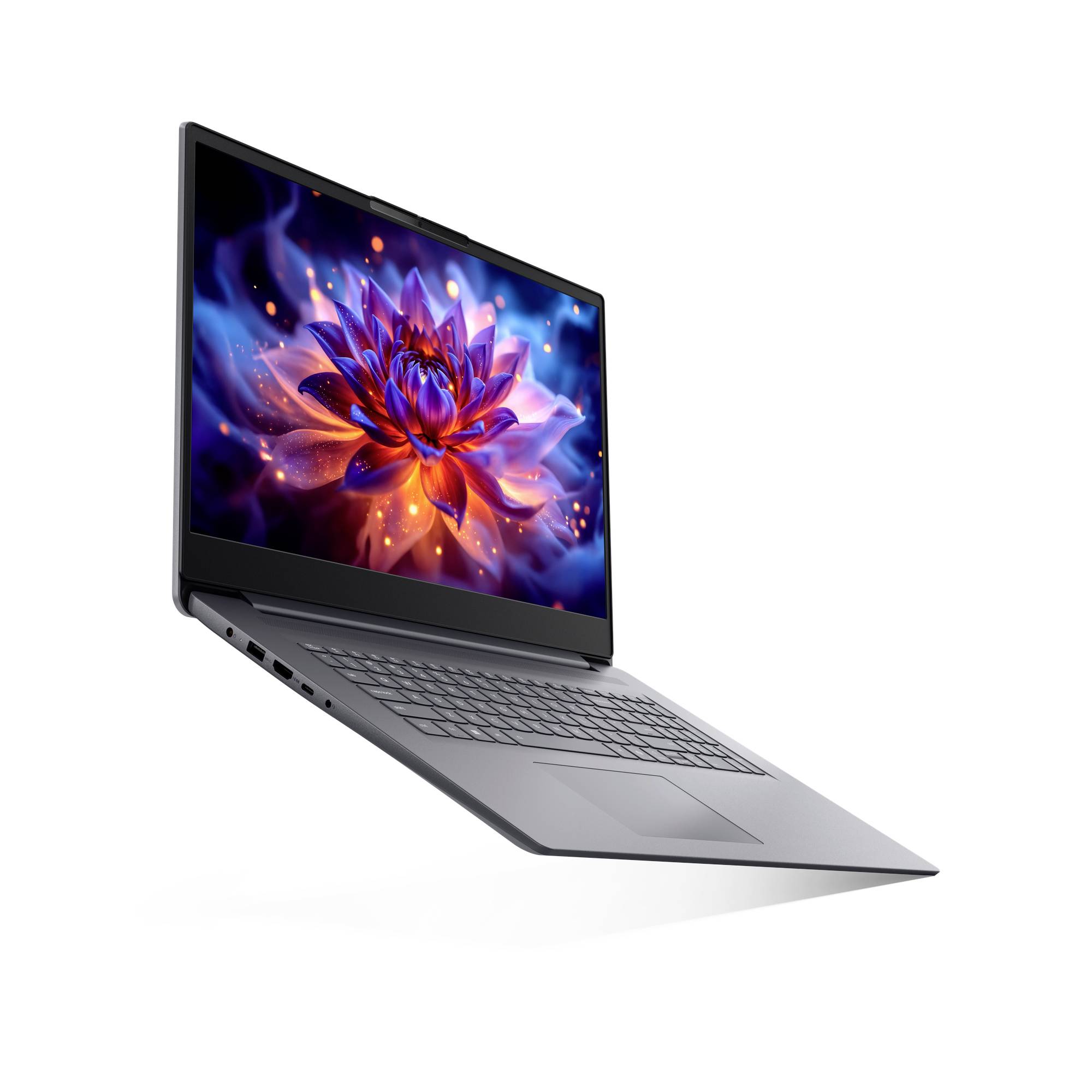 Ein dünner grauer Laptop, leicht geneigt geöffnet, mit einer lebendigen purpur-orangen Blume auf dem Bildschirm vor weißem Hintergrund dargestellt.